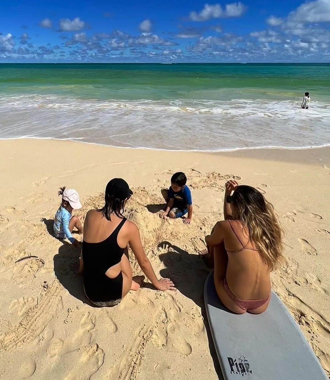 黒木なつみのインスタグラム：「⁡ Heaven🕊️🌿☀️🌺🌊🤙✨ ⁡ 今日はTARGET行って、Waimanalo  beachへ 海が綺麗すぎた💚🩵💙 ちーこのベテラン感 #4枚目 ⁡ 砂が気持ち良いから砂遊び ねーねはずっと波へ向かっていた🐳 ⁡ #Hawaii#Family#trip #waimanalo#beach」