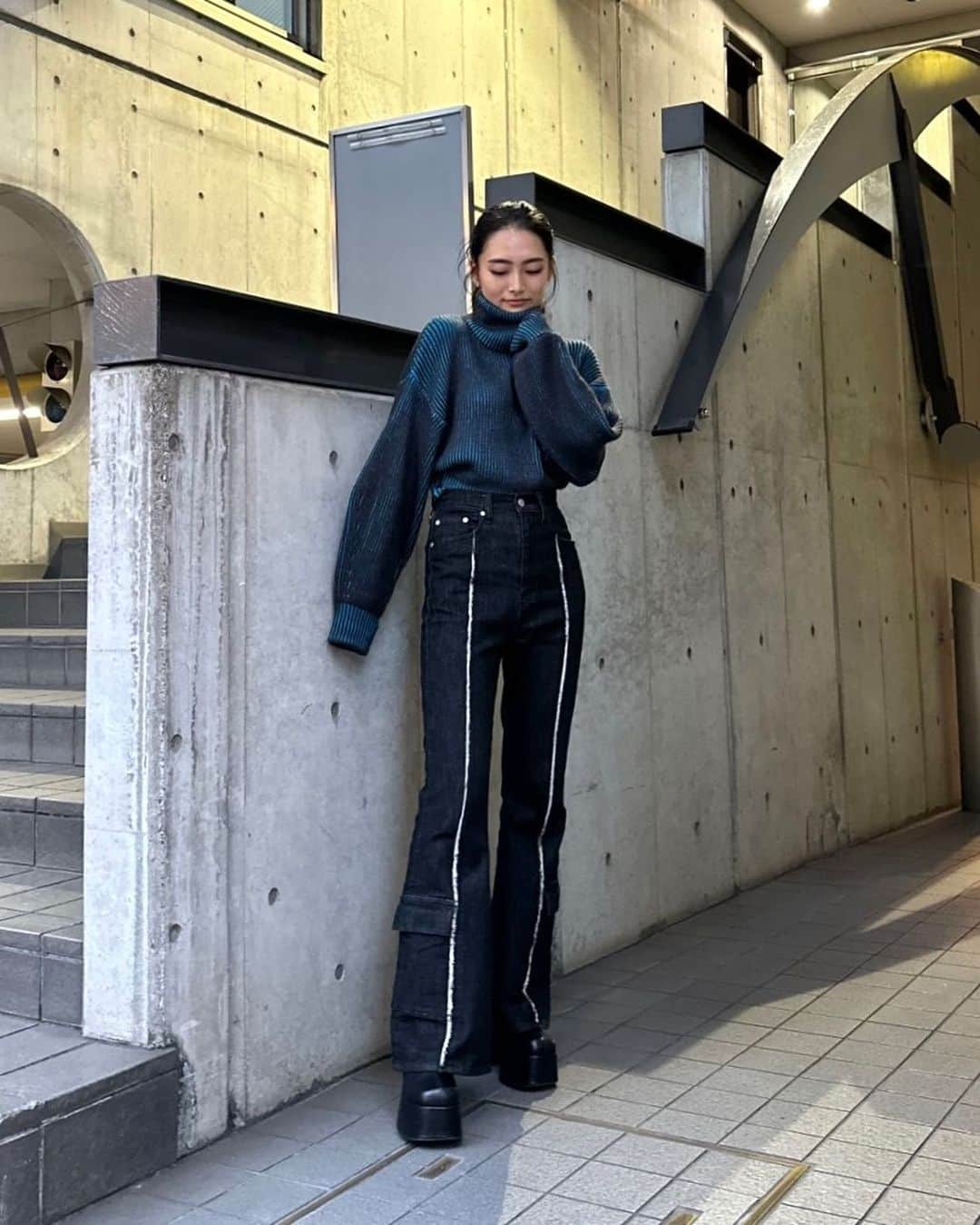 EMODA_LOOK BOOKのインスタグラム：「・ #EMODA2023AW @emoda_aya  168cm   ▫️RECOMMEND ITEM▫️  ・HI NECK BULKY KNIT ¥7,590(tax in)   ______________________ 　 ▶︎▶︎ @emoda_snap TOPのURLから 公式RUNWAYchannelをcheck📲 　 　 #EMODA #RUNWAYchannel #秋服コーデ　 #秋コーデ #カラーニット #ブルーコーデ @emoda_official」