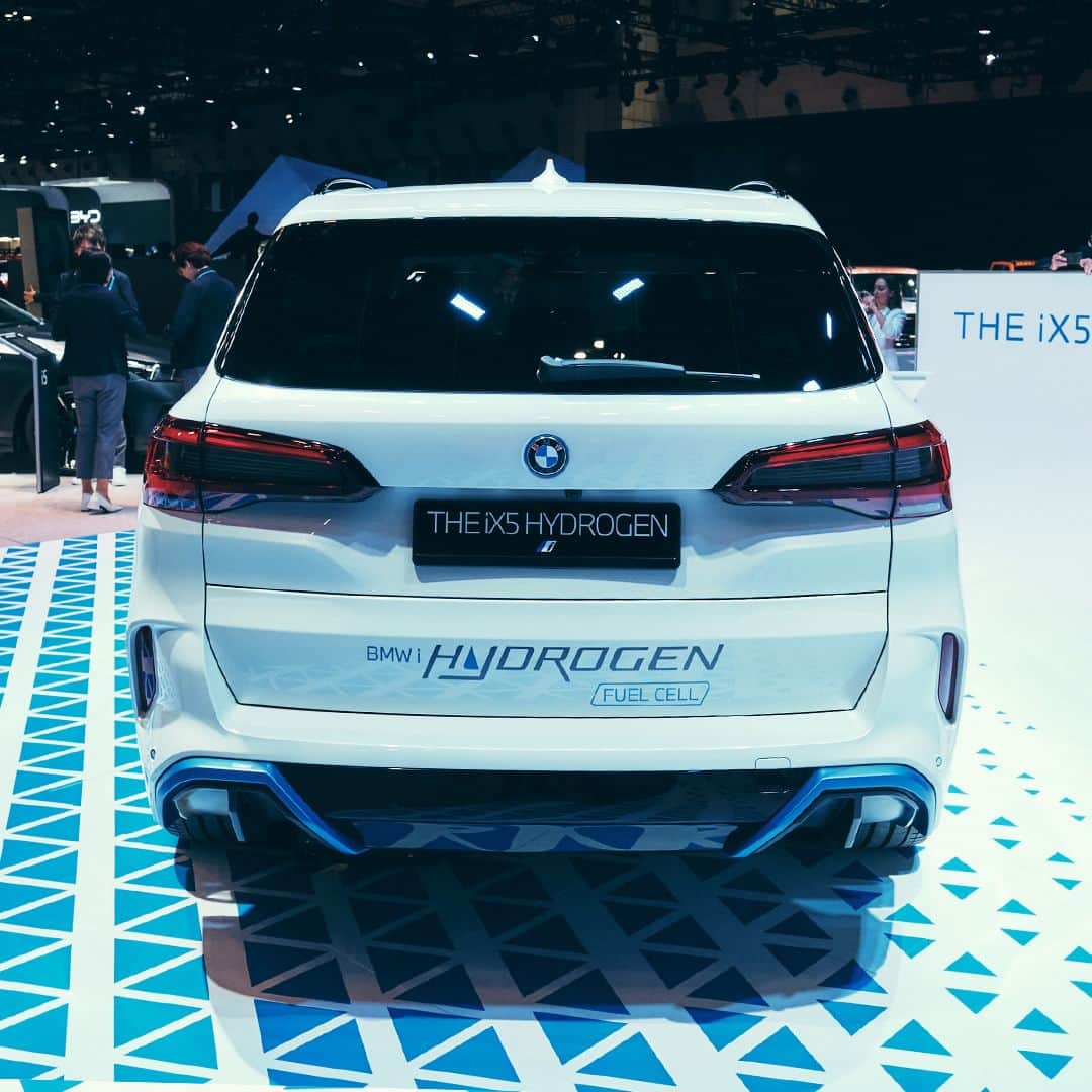 BMW Japanさんのインスタグラム写真 - (BMW JapanInstagram)「水素で未来へ加速する「BMW iX5 Hydrogen」。BMW初の水素燃料電池自動車、この革新的な一台もJAPAN MOBILITY SHOWに展示されています。  水素から得た電気のエネルギーを利用し、BMWならではの卓越したドライビング・ダイナミクスはそのままに、ゆとりの航続可能距離と水素充填時間の短縮化を実現。  排出ガスを一切出さない水素燃料電池自動車は、ゼロ・エミッション・モビリティを実現するための大切なパズルのピースです。 わずか3～4分で水素タンクの充填が完了し、航続可能距離は最大504kmを達成。外気温に左右されない航続可能距離と充填時間で長距離ドライブにも対応する、快適性と実用性を兼ね備えています。  ※ヨーロッパ仕様車暫定値（参考値）です。  イベント詳細は @bmwjapan アカウントトップのURLからチェック。  #BMW #駆けぬける歓び #BMWJapan #BMWiX5Hydrogen #BMW5series #水素燃料電池自動車 #水素燃料電池 #JapanMobilityShow #JMS2023 #ジャパンモビリティショー」10月30日 19時00分 - bmwjapan