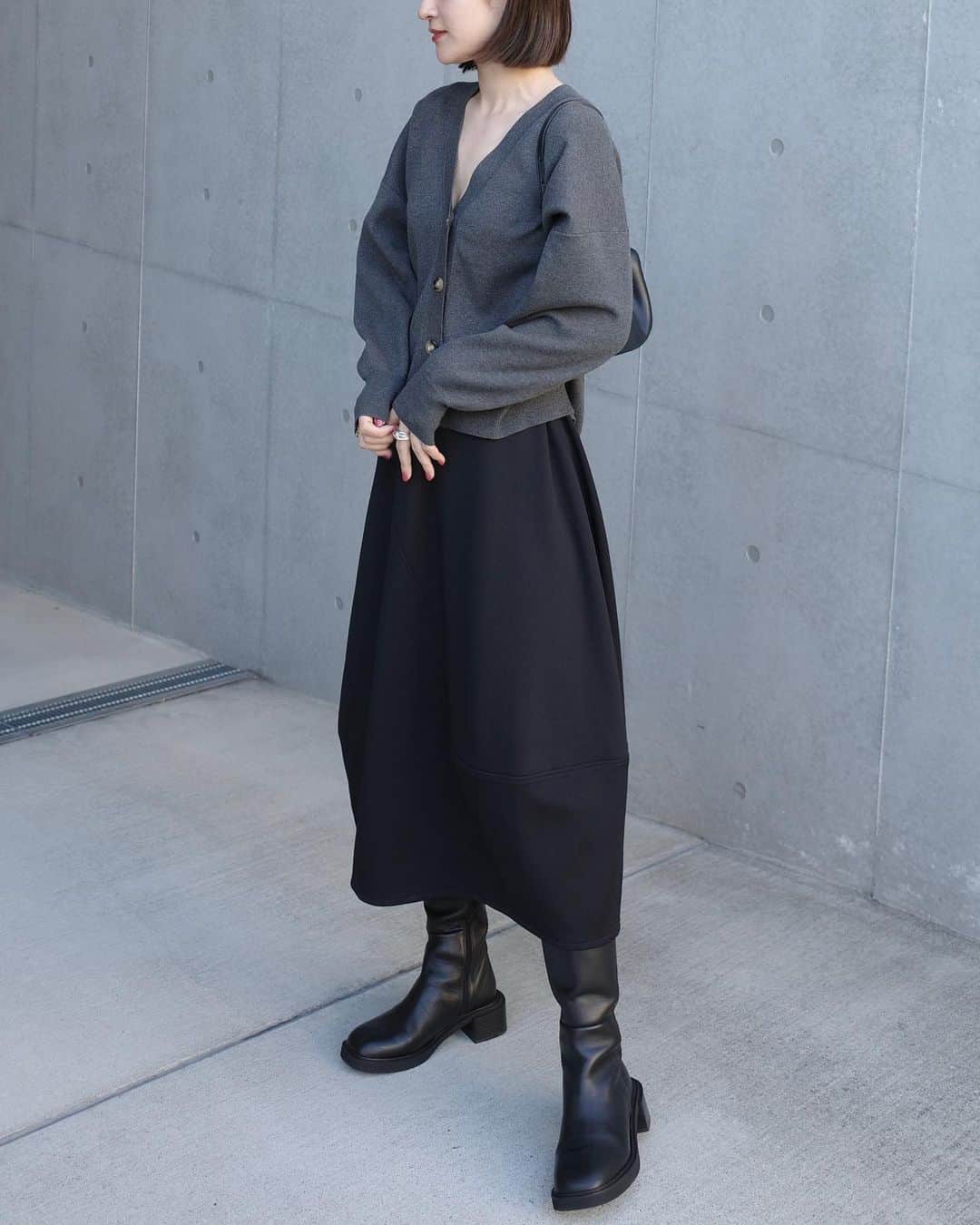 中瀬古ゆきなさんのインスタグラム写真 - (中瀬古ゆきなInstagram)「gray × black.  タイムリーな今日の私服。 お天気がよくて気持ちがよかった◎ まあるいシルエットが素敵なスカートは初おろし。 亀恭子さんのコラボアイテムです。  私服タグ付けしてますっ✌︎  cardigan @micaanddeal_official  skirt @newans.official  boots @alm._official  最近よく履いているお気に入りのブーツ。 →11/8-14 新宿伊勢丹popup!!  #モノトーンコーデ #シンプルコーデ #きれいめカジュアル　#pr」10月30日 19時00分 - yuch1129