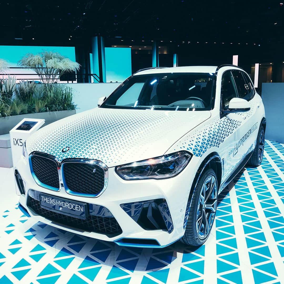 BMW Japanさんのインスタグラム写真 - (BMW JapanInstagram)「水素で未来へ加速する「BMW iX5 Hydrogen」。BMW初の水素燃料電池自動車、この革新的な一台もJAPAN MOBILITY SHOWに展示されています。  水素から得た電気のエネルギーを利用し、BMWならではの卓越したドライビング・ダイナミクスはそのままに、ゆとりの航続可能距離と水素充填時間の短縮化を実現。  排出ガスを一切出さない水素燃料電池自動車は、ゼロ・エミッション・モビリティを実現するための大切なパズルのピースです。 わずか3～4分で水素タンクの充填が完了し、航続可能距離は最大504kmを達成。外気温に左右されない航続可能距離と充填時間で長距離ドライブにも対応する、快適性と実用性を兼ね備えています。  ※ヨーロッパ仕様車暫定値（参考値）です。  イベント詳細は @bmwjapan アカウントトップのURLからチェック。  #BMW #駆けぬける歓び #BMWJapan #BMWiX5Hydrogen #BMW5series #水素燃料電池自動車 #水素燃料電池 #JapanMobilityShow #JMS2023 #ジャパンモビリティショー」10月30日 19時00分 - bmwjapan