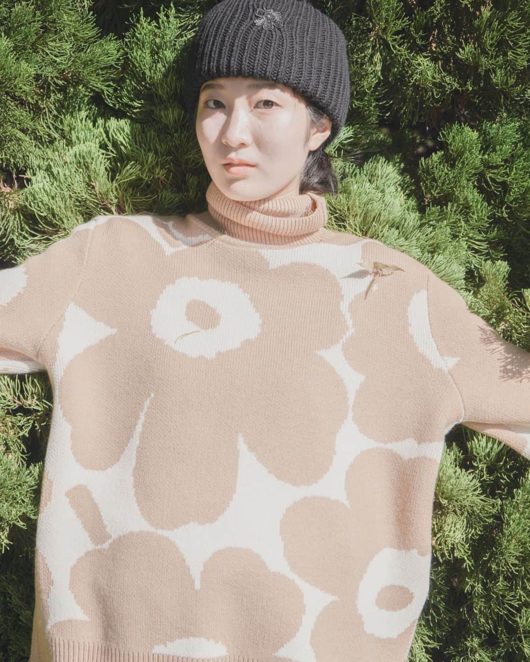 Marimekko Japanのインスタグラム：「ソフトな色合いのウニッコ柄のニットは存在感がありながらも着回しのしやすい一着。ウニッコがワンポイントのビーニーを合わせてカジュアルに着こなすのもおすすめです。 @rin_skatergirl   ［明日まで！］10.18-10.31 Marimekko Instagram Present Campaign開催中  #marimekko #marimekkofw23 #マリメッコ #マリメッコ愛 #北欧デザイン #フィンランド」