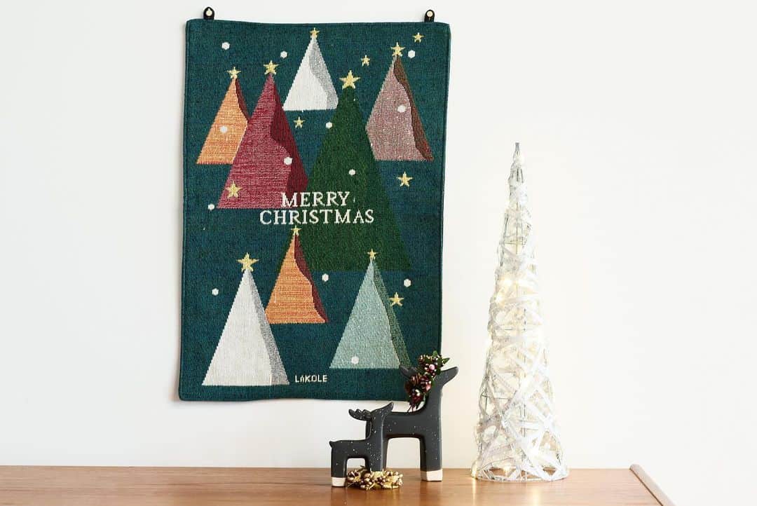 LAKOLE / ラコレさんのインスタグラム写真 - (LAKOLE / ラコレInstagram)「. #LAKOLE_GOODS 𝗛𝗔𝗩𝗘 𝗔 𝗚𝗢𝗢𝗗 𝗫𝗠𝗔𝗦! ジャガード織りのクリスマスタペストリー。 ラメ糸を織り込んでいるので、角度によってキラキラとした輝きが楽しめます。 省スペースでクリスマスを演出できるアイテム。 ⁡ ⁡ 店舗一覧はプロフィールTOPハイライトからもご覧いただけます！>> @lakole_official ⁡ ⁡ ⁡ #LAKOLE #ラコレ #あたりまえを素敵に #冬支度 #クリスマス #クリスマスインテリア #クリスマスタペストリー #ツリータペストリー #クリスマスのインテリア #クリスマス準備 #インテリア #インテリアグッズ #シンプルな暮らし #丁寧な暮らし #コスパ #プチプラ #プチプラ雑貨 #インテリアコーディネート #インテリア雑貨 #クリスマスツリー #クリスマスオーナメント #クリスマス雑貨」10月30日 19時01分 - lakole_official