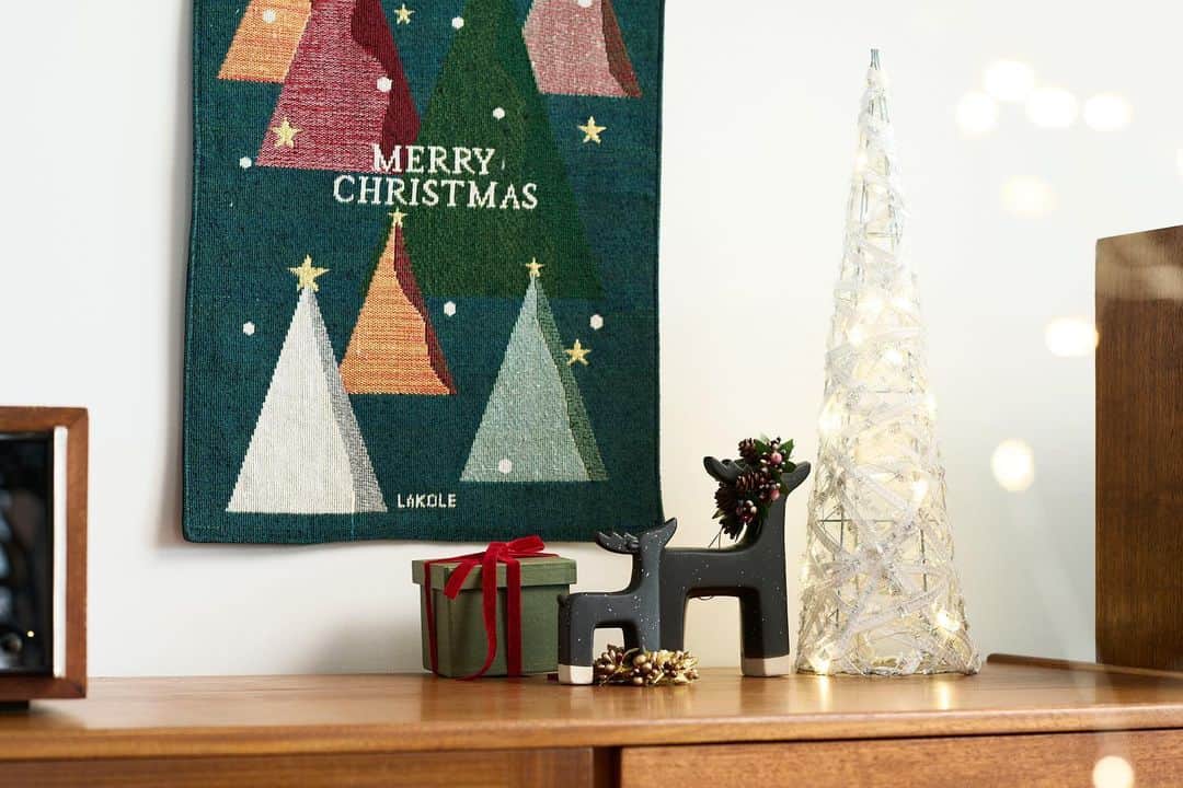 LAKOLE / ラコレのインスタグラム：「. #LAKOLE_GOODS 𝗛𝗔𝗩𝗘 𝗔 𝗚𝗢𝗢𝗗 𝗫𝗠𝗔𝗦! ジャガード織りのクリスマスタペストリー。 ラメ糸を織り込んでいるので、角度によってキラキラとした輝きが楽しめます。 省スペースでクリスマスを演出できるアイテム。 ⁡ ⁡ 店舗一覧はプロフィールTOPハイライトからもご覧いただけます！>> @lakole_official ⁡ ⁡ ⁡ #LAKOLE #ラコレ #あたりまえを素敵に #冬支度 #クリスマス #クリスマスインテリア #クリスマスタペストリー #ツリータペストリー #クリスマスのインテリア #クリスマス準備 #インテリア #インテリアグッズ #シンプルな暮らし #丁寧な暮らし #コスパ #プチプラ #プチプラ雑貨 #インテリアコーディネート #インテリア雑貨 #クリスマスツリー #クリスマスオーナメント #クリスマス雑貨」