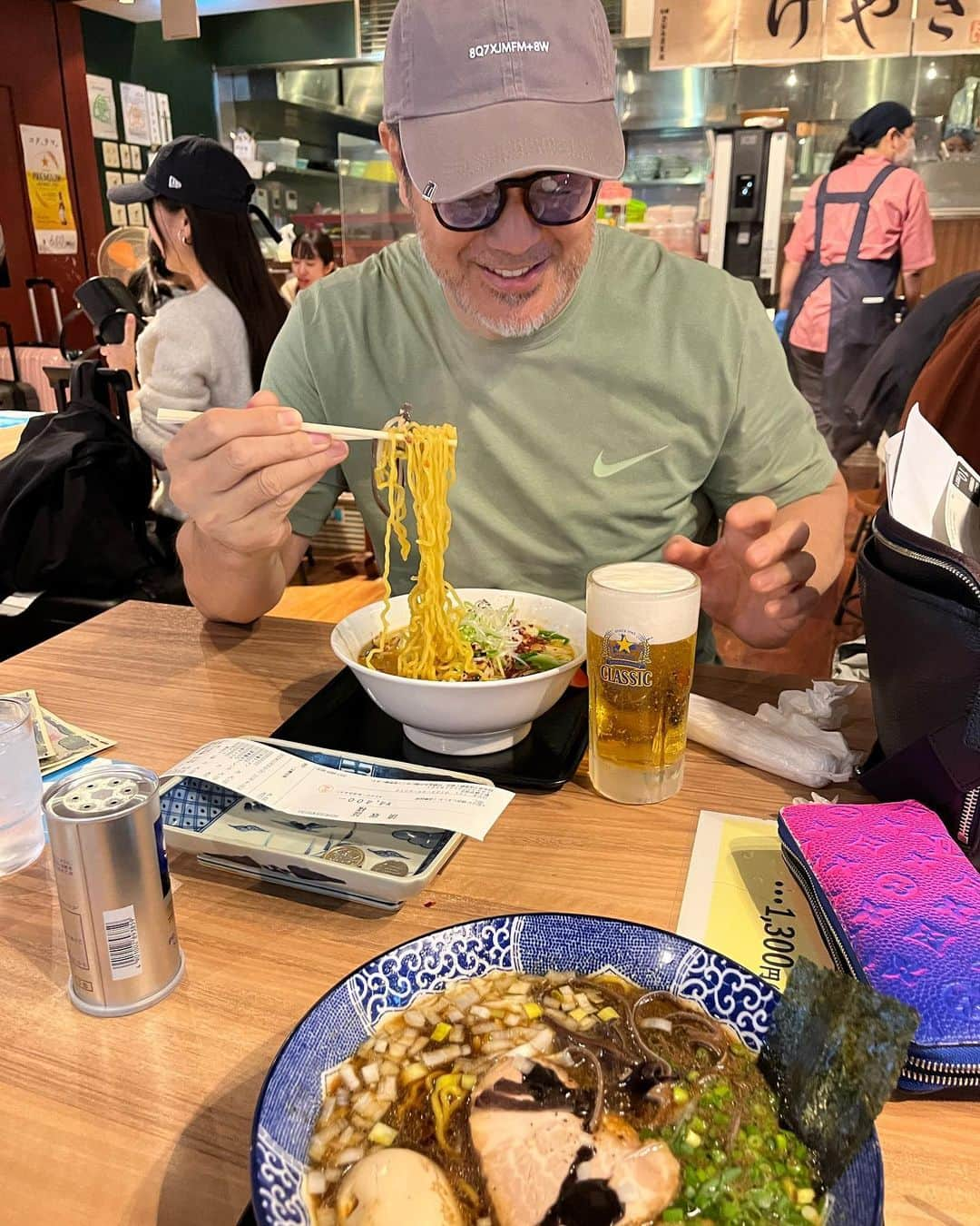 高田延彦のインスタグラム：「時間ないぜ！北の大地の締めは俺の希望で味噌ラーメンとクラッシックの15分勝負！たまらんね😋 #北の大地　#空港　#北海道味噌ラーメン　#サッポロクラッシック　#ギリタイム　#サイコー　#enjoy  #thanks  #peace」