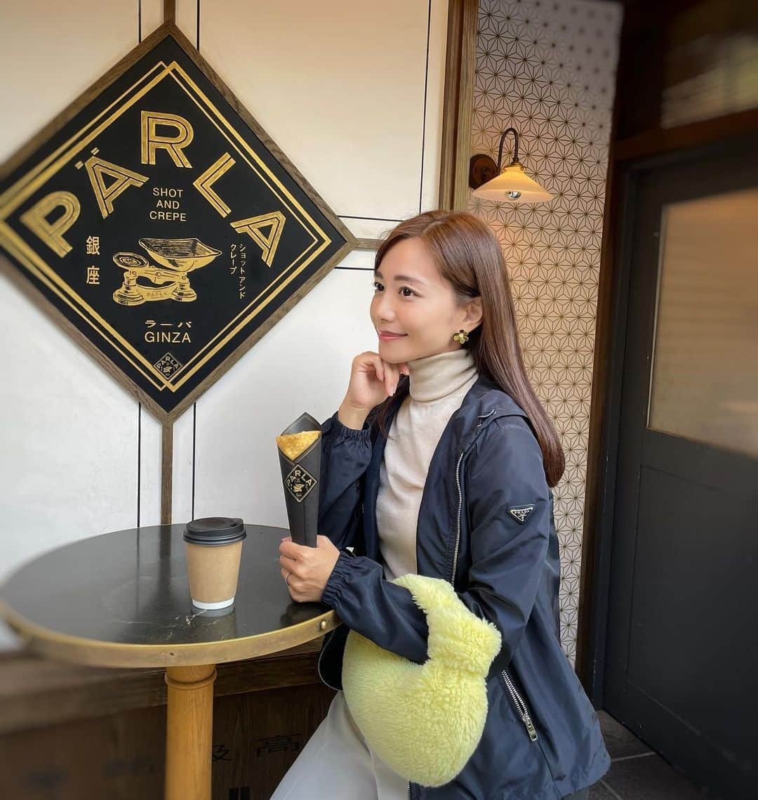 福山唯のインスタグラム：「🍂✨  お外が心地よい時期ももう少しかな🥹☀️🍁  久々の PARLA美味しかった🥰  outer @prada  bag　@lilirena_  pants @stola.jp   ストラのワイドパンツ、34があって履きやすくて大好きで、毎年買い足してる♡♡今年も迷ってまたホワイトにした🐰  #coordinate #fashion #yellow #navy #white #crap #casual #コーディネート　#ファッション　#ママコーデ　#スニーカーコーデ　#カジュアルコーデ #男の子ママ　#男の子ママと繋がりたい 🐣♡」