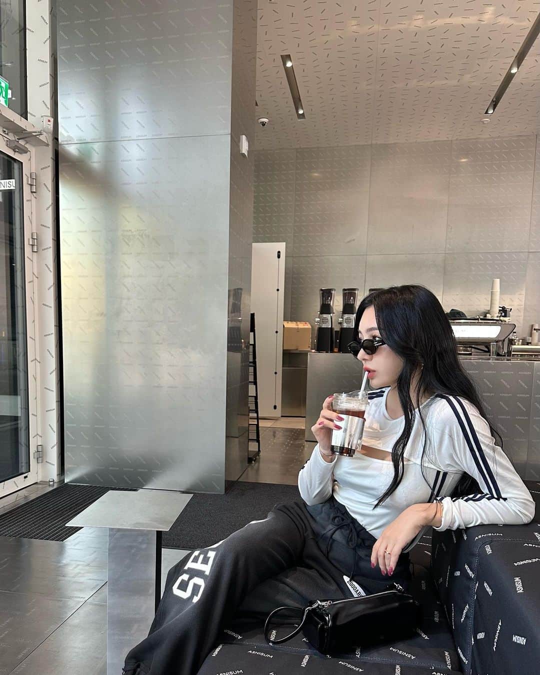 megbabyのインスタグラム：「久しぶりの韓国がうれしすぎて、この日のコーデは全身韓国ブランドを　@musinsa_japan で揃えたの😍🇰🇷(Seoul愛つよめ🫶)  毎月のように行っていたのにすぐに行けなくても日本から買えるからムシンサ沼🥺❤️  プロモコード【MEG20OCT】を使うと対象ブランド全商品20%OFFになるみたい❤️」