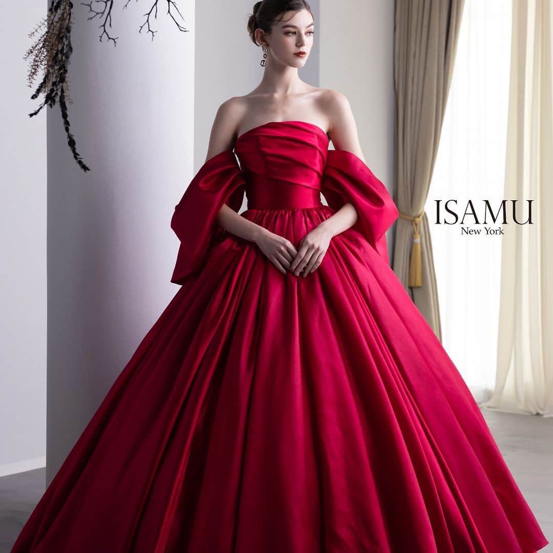 fino_wedding【フィーノ公式】のインスタグラム：「🍀スタッフおすすめ🍀  @isamumorita136  #新作ドレス  IN-198 #red   真っ赤なサテンのダイナミックなカラードレス  ドレープスリーブは取り外し可能なのでスッキリとベアトップでも着用可能に。  バックリボンのボリューム感も存在感あふれるオシャレなカラードレスです  #イサムモリタ  #イサムモリタの新作  #赤いドレス  #カラードレス #カラードレス試着  #新作ドレス  #カラードレス赤  #プレ花嫁  #静岡プレ花嫁  #2024wedding  #2025wedding  #大人花嫁  #カラードレス迷子  #赤が好き  #ウエディングドレス #aライン  #wedding  #weddingdress  #weddingday  #weddingflowers  #スタッフコーデ  #スタッフおすすめ  #ドレス試着  #赤い  #ドレス迷子  #colordress  #cocktaildress  #2way #アメブロ」