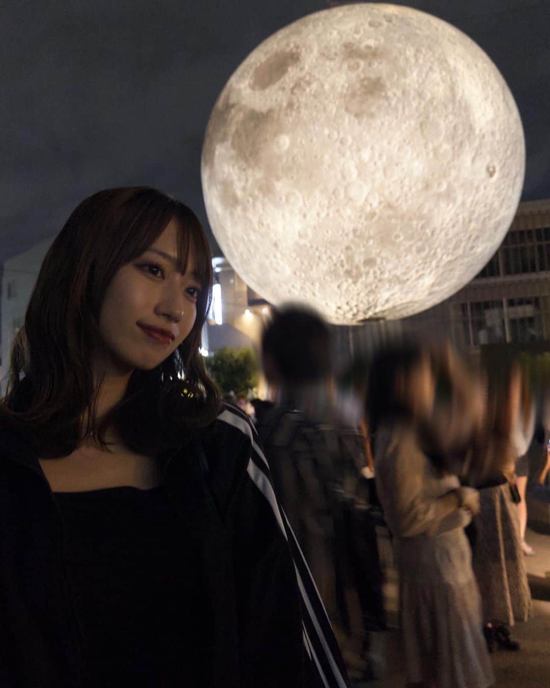 前田こころのインスタグラム：「.  帰り道、月を見上げながら歩くのが好き🌝✨  #ムーンアートナイト下北沢  📷 @kentaro_maeda_official   #beyooooonds #前田こころ」