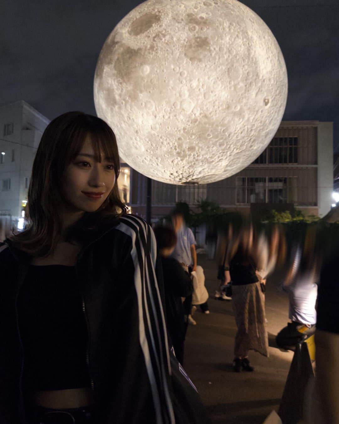 前田こころさんのインスタグラム写真 - (前田こころInstagram)「.  帰り道、月を見上げながら歩くのが好き🌝✨  #ムーンアートナイト下北沢  📷 @kentaro_maeda_official   #beyooooonds #前田こころ」10月30日 19時15分 - kokoro_maeda.official