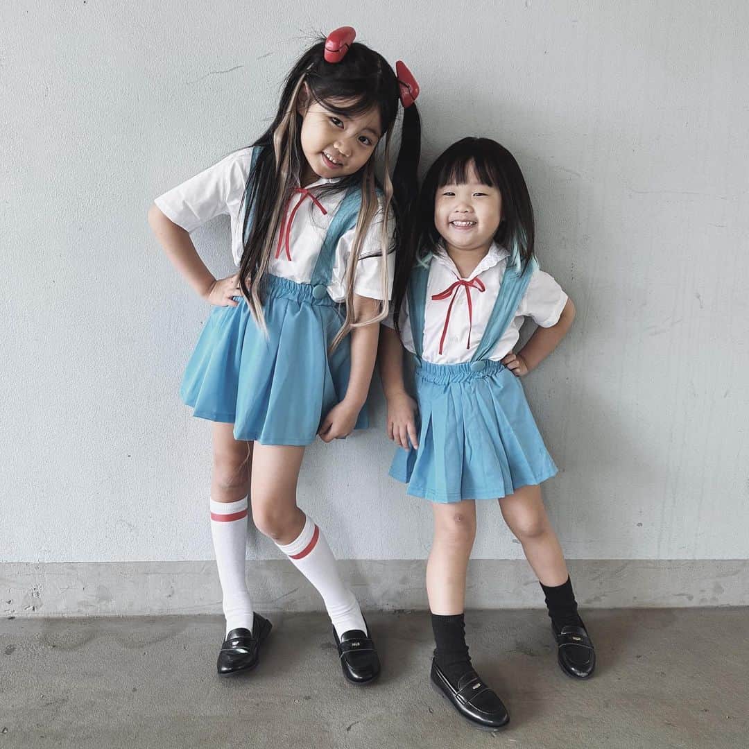 akipanda626のインスタグラム：「. Happy Halloween 🎃💜 　 我が家の今年のハロウィンはエヴァのアスカとレイ👧🏻👧🏻 どうしてもこのくらいのサイズ感の時にやりたくて @lobster_fujin にリクエストしました🥹 いやー可愛すぎて(親バカ)写真撮りまくりましたわ🥹 週末のハロウィンイベントでも大人の方達から アスカだ！綾波だ！と声をかけてもらってご満悦です🤝🏻 　 衣装作ってくれてチンチャカムサへヨ🤝🏻💕💕 YouTubeもうすぐ出るらしいのでみんな観てね❤️❤️ 　 　 近所の仮装コンテストの応募タイトルは 「商店街でアイを叫んだけもの」   　 🫵🏻🫵🏻🫵🏻 　 　 　 #姉妹ママ  #ハロウィンコスプレ  #エヴァンゲリオンコスプレ」