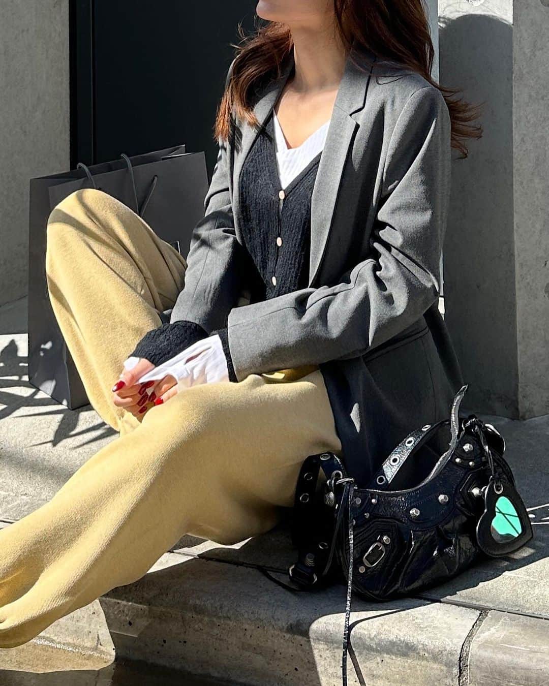 中嶋杏理さんのインスタグラム写真 - (中嶋杏理Instagram)「スタジオの前で久しぶりのコーデ✔︎🩶📹 秋服楽しむ前にどんどん寒くなるねぇ🤷🏼  インナー : @andar_jp  脱いでそのままピラティス カーディガン : @enapartment_official  肌触りがめちゃめちゃ良くて重ね着もしやすい ボトム : @cavezarosso  届くのずっと楽しみにしてたやつ！ 着心地最高で色も超可愛い  . #ootd#コーデ#低身長コーデ#ピラティス#秋服 #fashion#ローファー#ピラティスインストラクター」10月30日 19時16分 - anrinakajima