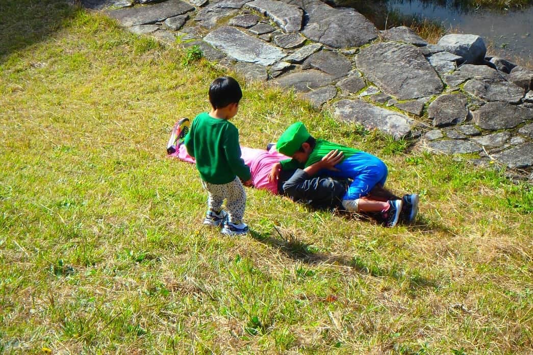 エマ中岡優姫のインスタグラム：「芝をゴロゴロ転がるのは いつぶりだろ？🤭🏕️ 結構面白かった😹 子供達も大喜びw」