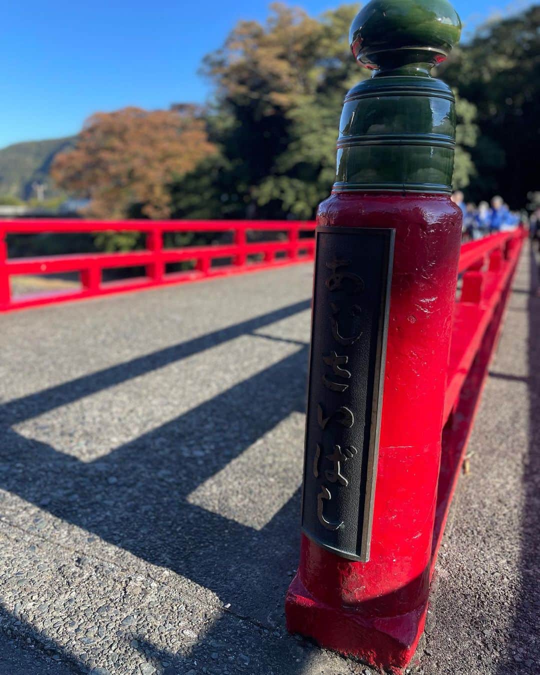 梅野舞さんのインスタグラム写真 - (梅野舞Instagram)「楽しみにしていた家族旅行 in箱根🍁🍁  行きは結構渋滞していて 時間がかかりながらも😂 わくわくする海老名で 色々買い出し♬ こうゆうの大好き❣️  お昼は美味しい山菜そばを頂きました👏👏 新鮮な山菜が美味しかった😋🫶  宿にチェックインして スカイデッキに行ったり お部屋でゆっくりしたり 温泉に入ったり♨️✨✨ な時を過ごしています！  これから夕飯だっ😋  #旅行#家族旅行#箱根旅行 #箱根湯本#あじさい橋#自然いっぱい#癒し#山菜好き#山菜そば #海老名サービスエリア #海老名グルメ #温泉#instagram#instagood」10月30日 19時08分 - mai.umeno