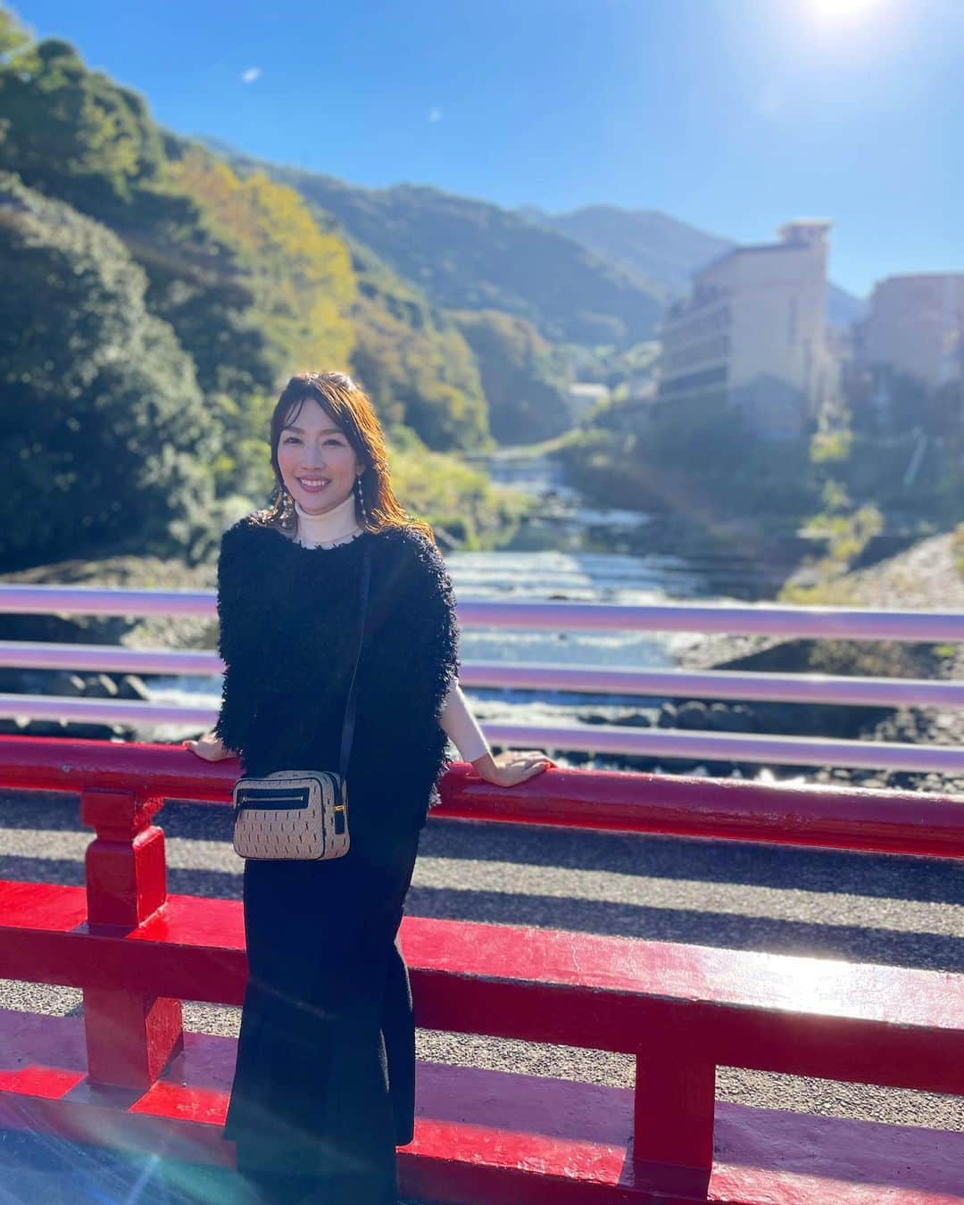 梅野舞のインスタグラム：「楽しみにしていた家族旅行 in箱根🍁🍁  行きは結構渋滞していて 時間がかかりながらも😂 わくわくする海老名で 色々買い出し♬ こうゆうの大好き❣️  お昼は美味しい山菜そばを頂きました👏👏 新鮮な山菜が美味しかった😋🫶  宿にチェックインして スカイデッキに行ったり お部屋でゆっくりしたり 温泉に入ったり♨️✨✨ な時を過ごしています！  これから夕飯だっ😋  #旅行#家族旅行#箱根旅行 #箱根湯本#あじさい橋#自然いっぱい#癒し#山菜好き#山菜そば #海老名サービスエリア #海老名グルメ #温泉#instagram#instagood」