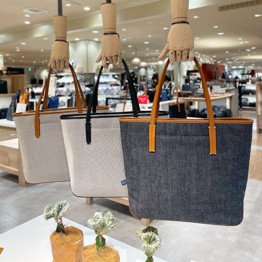 大丸神戸店のモノとコトのインスタグラム：「. 〈Atelier nuu(アトリエ ヌウ)〉POP-UP SHOP👜 📅11月7日(火)まで ※最終日は18時まで 📍6階 紳士雑貨売場  50年以上鞄作りを行っている鞄製造メーカーによる豊岡発のファクトリーバッグブランド🧳  2025年までにはすべての材料を環境負荷の引き素材に統一し、新商品を頻繁に生み出す従来のサイクルではなく長く愛用できる普遍的な商品を作ることを目指しています☺️🌱  (1枚目) [ For the blue ]シリーズ キャンバスには、廃棄漁網を再生して作られたナイロンとオーガニックコットンの自社オリジナル交織生地を、デニムには、コットンと漁網再生糸を織り込んだナイロンを主素材とした生地をそれぞれ使用しています🐟  この機会にぜひお立ち寄りください😌✨  #大丸神戸 #大丸神戸店 #大丸 #神戸 #元町 #神戸大丸 #daimarukobe #kobe #Ateliernuu #アトリエヌウ #サステナブル #ThinkGREEN #バッグ #トートバッグ #豊岡バッグ」