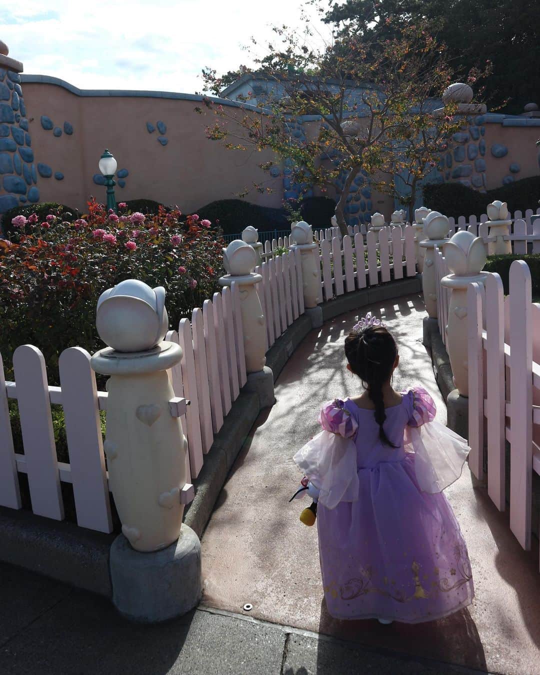 maichan1205のインスタグラム：「お誕生日におばあちゃんからもらった ラプンツェルのドレスを着てDisneyに行きたかった娘さん 急遽決まったサプライズ旅行に大喜び👸🏻🏰」