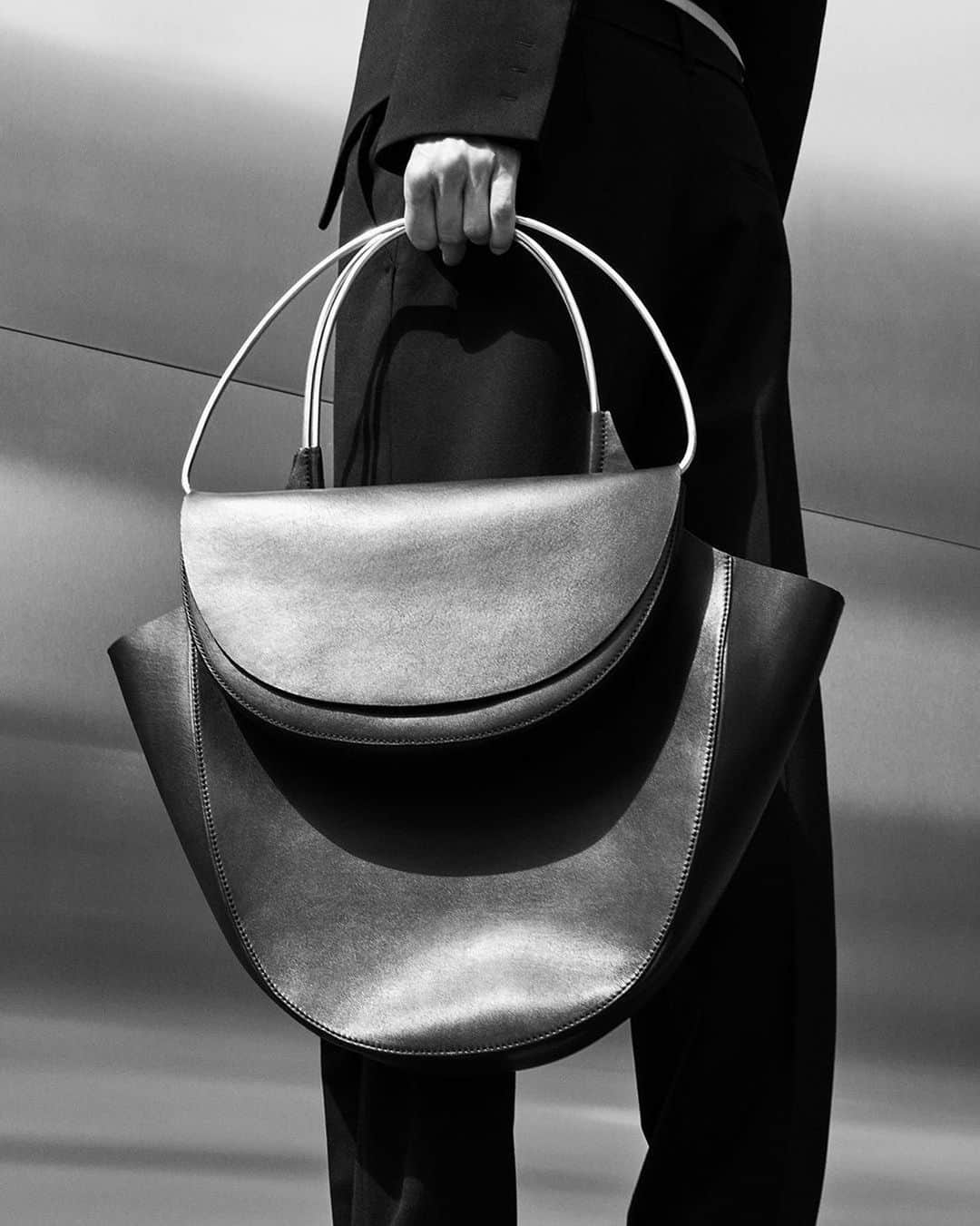 コスのインスタグラム：「Imagined with sculptural accents, architectural accessories become wearable works of art. ​​  #COSATELIER​」