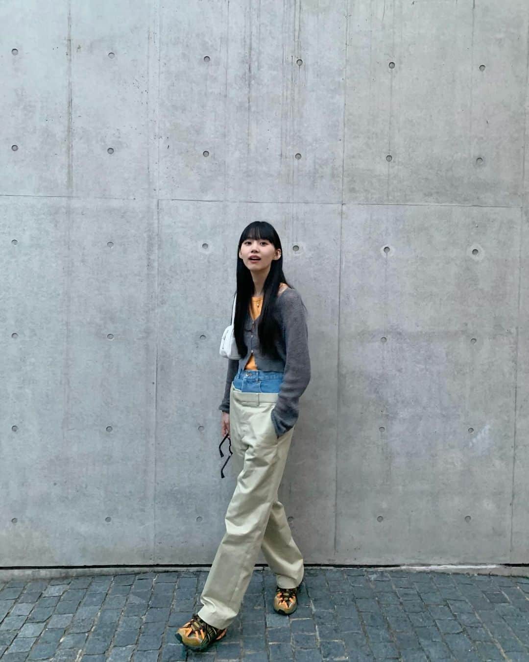 Shiho Sasakiさんのインスタグラム写真 - (Shiho SasakiInstagram)「もう10月おわり。🌙 今年もあと2ヶ月だなんて実感なし😯  #outfit_shiho  #ファッション #コーディネート #今日のコーデ #今日のファッション #大人カジュアル #モードカジュアル #黒髪ロング#秋コーデ」10月30日 19時12分 - shihomurata0718