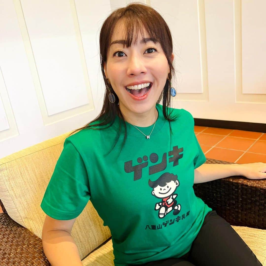 實石あづさのインスタグラム：「. 石垣島ふりかえり③ 八重山ゲンキ乳業の ゲンキ坊やTシャツを 息子とお揃いで購入✨ 着心地もいいし、 なかなか完全にゲンキな日がないのでw 色違いでもう一枚買ってきたよ😇 今度行ったらパーカー買おっと . #石垣島 #ゲンキ乳業  #ゲンキ坊や  #八重山ゲンキ乳業  #おそろコーデ #おそろ #家族旅行 #familytime  #旅行 #trip #国内旅行  #フリーアナウンサー #スピーチトレーナー #キャリアコンサルタント #キャリコン #實石あづさ」