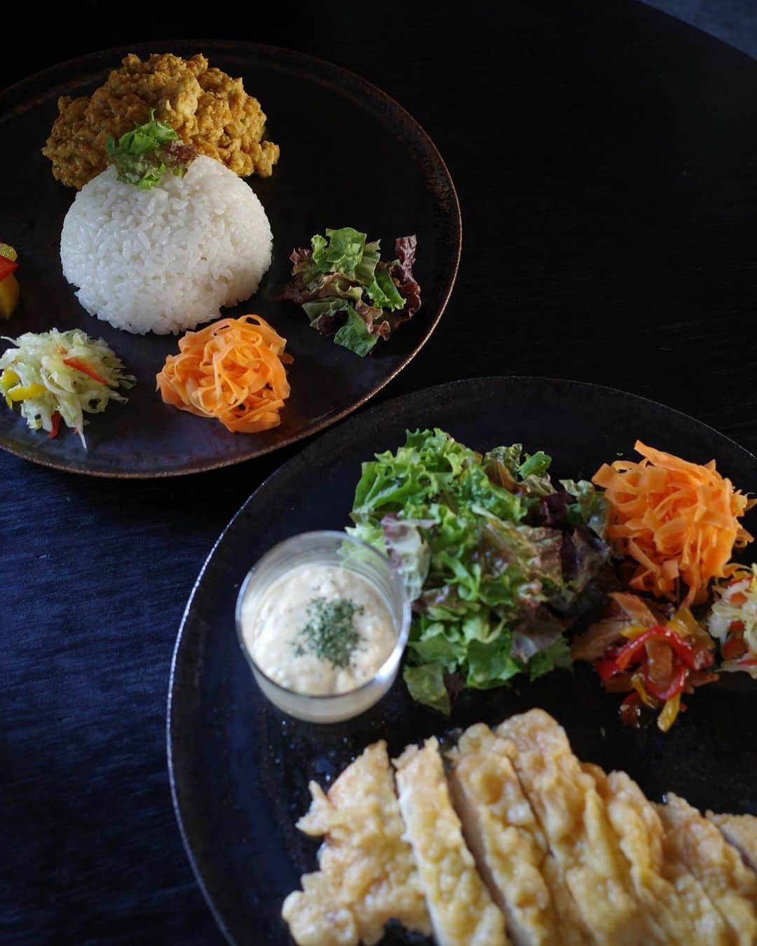 新郷桃子さんのインスタグラム写真 - (新郷桃子Instagram)「××× . 陶芸して食べて飲んで喋って @chihiro_marubayashi  ね。😮‍💨❤️🎥🍕 楽し過ぎるロケだった〜また来週✌︎」10月30日 19時25分 - rinnnnn01