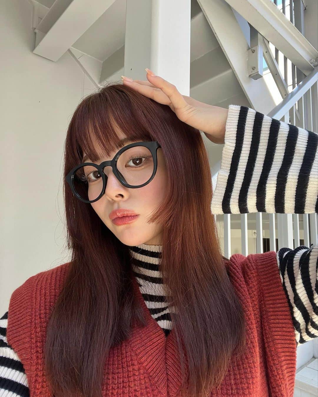 牛江桃子（ももち）のインスタグラム：「♥️👣 ⁡ 昨日のYouTubeで紹介した Maison Kitsunéのニットベスト🦺 このメンズならではの、たっぽりゆるっとをレイヤードして着るのが可愛い。昨日のYouTubeまだ見てない子は是非見てね🐈 メゾンキツネで爆買いしてます🦊(30万分ㅋㅋ) ⁡ ⁡ そしてそして今夜22時もYouTube出すよ〜！ なんと３日連続のUP！初めてかも､､🎀 今月の購入品まとめ＆お気に入り、毎月UPするってみんなと約束したから、今月ラストの日に無理やり企画ねじ込んだ🫶ㅋㅋㅋ ⁡ 編集頑張ったので、是非みてね〜！22時ですっ🫶♡ ⁡」