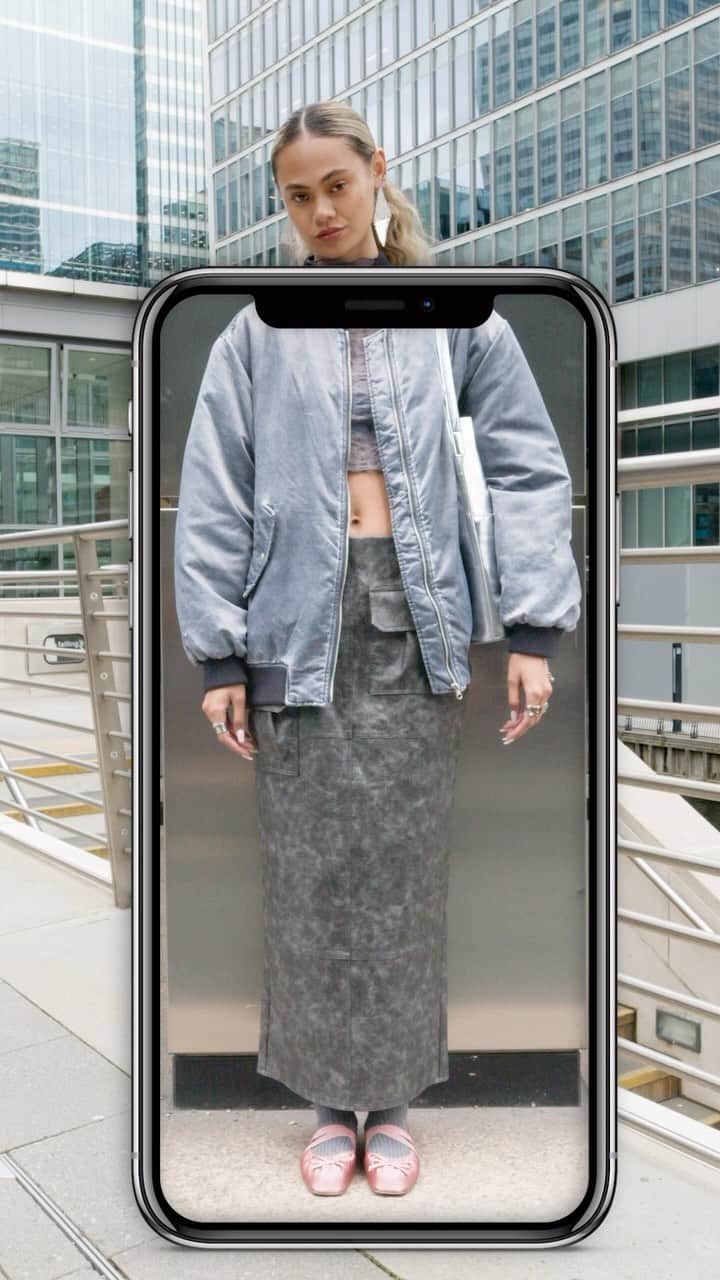 ASOSのインスタグラム：「Spotted: everyday grunge 🕷️ Attention plz, our new trend is here!  And it’s all about avoiding the papz 📸 in H2T heat. Lil tip? The slouch factor is 🗝️ whether with oversized totes, faux fur coats or graphic tees.  ASOS DESIGN jumper with asymmetric neck [132595699] ASOS DESIGN faux leather midi skirt [132546819] ASOS DESIGN long sleeve mesh baby tee [132615150]」