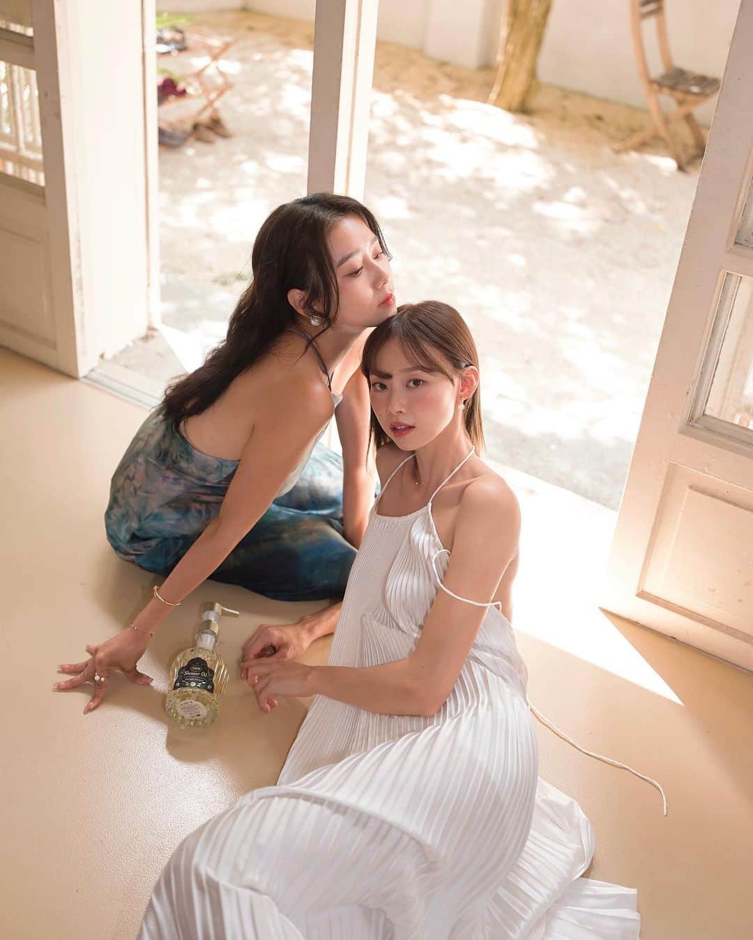 吳斐莉さんのインスタグラム写真 - (吳斐莉Instagram)「聖誕節禮物～我跟葳幫大家想好囉❤️ 而且今年就直接打扮成小精靈吧～  @sabontaiwan 今年的聖誕系列 要帶大家進入一個超越現實的奇幻旅程～ 聖誕節可能到處都會點上蠟燭 這時候自身的香氣絕對不能被壓過去 那SABON就是很適合的選擇啦～ 可以讓你從沐浴完到去Party都香氣十足😍   每年最期待就是他們聖誕限定 今年是很純淨的精靈香～🧚🏻 喜歡麝香後調的朋朋不要錯過  花香結合麝香 前調=夜仙子(意想不到火龍果花的別名) 中調=聖誕紅(清雅的草本香再加入甜梨香氣) 後調=月光花(柔和持久的花香氣X麝香)   整體聞起來是非常聖誕節的～ 是非常溫暖的意思啦🤣 (但完全不甜膩)   大家趕快先把限量的明星三部曲收藏起來 “沐浴油”、“身體磨砂膏”、“身體乳液” 靠這三樣冬天肌膚就能保持得又滑又香🥹   這系列除了自用之外～ 還有超多禮盒讓大家不用太煩惱   我個人很推“星熠幻境明星三部曲禮盒♡” 聽說是年年都熱賣的禮物選擇唷～ (每年的設計都不一樣，很可愛！)   有謐夜藍色的天鵝絨化妝包就贏了 裡面是小巧的明星三件組 看到這組合浴室都香了～ 旅行帶著也好方便   SABON也都傾聽大家的心願 今年還有推出各種可愛的小禮盒喔～ 如果全都想收～可以到櫃上逛逛 12款禮盒、10款單品 想怎麼搭配都可以 SABON真的太貼心～   我本人大推的當然是SABON身體磨砂膏 此生第一次被磨砂膏驚艷到 就是他們家～😍 而且當初也是因為收到聖誕限定 那個味道讓我魂牽夢縈 是又性感又可愛的味道～   Sabon每年都有不一樣的變化 來滿足各位精靈們～ 今年就讓我們大家一起成為小精靈吧～   飛～～～～😆   #sabontaiwan #Metimesabontime #SABON星熠幻境系列 #聖誕禮物」10月30日 19時17分 - wufeili