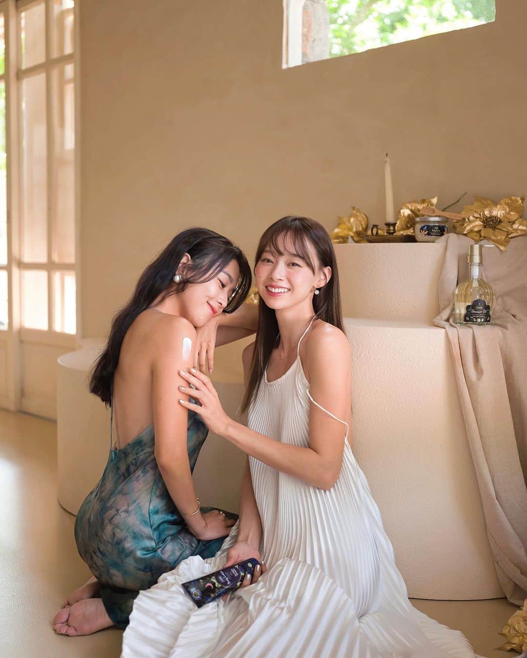 吳斐莉さんのインスタグラム写真 - (吳斐莉Instagram)「聖誕節禮物～我跟葳幫大家想好囉❤️ 而且今年就直接打扮成小精靈吧～  @sabontaiwan 今年的聖誕系列 要帶大家進入一個超越現實的奇幻旅程～ 聖誕節可能到處都會點上蠟燭 這時候自身的香氣絕對不能被壓過去 那SABON就是很適合的選擇啦～ 可以讓你從沐浴完到去Party都香氣十足😍   每年最期待就是他們聖誕限定 今年是很純淨的精靈香～🧚🏻 喜歡麝香後調的朋朋不要錯過  花香結合麝香 前調=夜仙子(意想不到火龍果花的別名) 中調=聖誕紅(清雅的草本香再加入甜梨香氣) 後調=月光花(柔和持久的花香氣X麝香)   整體聞起來是非常聖誕節的～ 是非常溫暖的意思啦🤣 (但完全不甜膩)   大家趕快先把限量的明星三部曲收藏起來 “沐浴油”、“身體磨砂膏”、“身體乳液” 靠這三樣冬天肌膚就能保持得又滑又香🥹   這系列除了自用之外～ 還有超多禮盒讓大家不用太煩惱   我個人很推“星熠幻境明星三部曲禮盒♡” 聽說是年年都熱賣的禮物選擇唷～ (每年的設計都不一樣，很可愛！)   有謐夜藍色的天鵝絨化妝包就贏了 裡面是小巧的明星三件組 看到這組合浴室都香了～ 旅行帶著也好方便   SABON也都傾聽大家的心願 今年還有推出各種可愛的小禮盒喔～ 如果全都想收～可以到櫃上逛逛 12款禮盒、10款單品 想怎麼搭配都可以 SABON真的太貼心～   我本人大推的當然是SABON身體磨砂膏 此生第一次被磨砂膏驚艷到 就是他們家～😍 而且當初也是因為收到聖誕限定 那個味道讓我魂牽夢縈 是又性感又可愛的味道～   Sabon每年都有不一樣的變化 來滿足各位精靈們～ 今年就讓我們大家一起成為小精靈吧～   飛～～～～😆   #sabontaiwan #Metimesabontime #SABON星熠幻境系列 #聖誕禮物」10月30日 19時17分 - wufeili