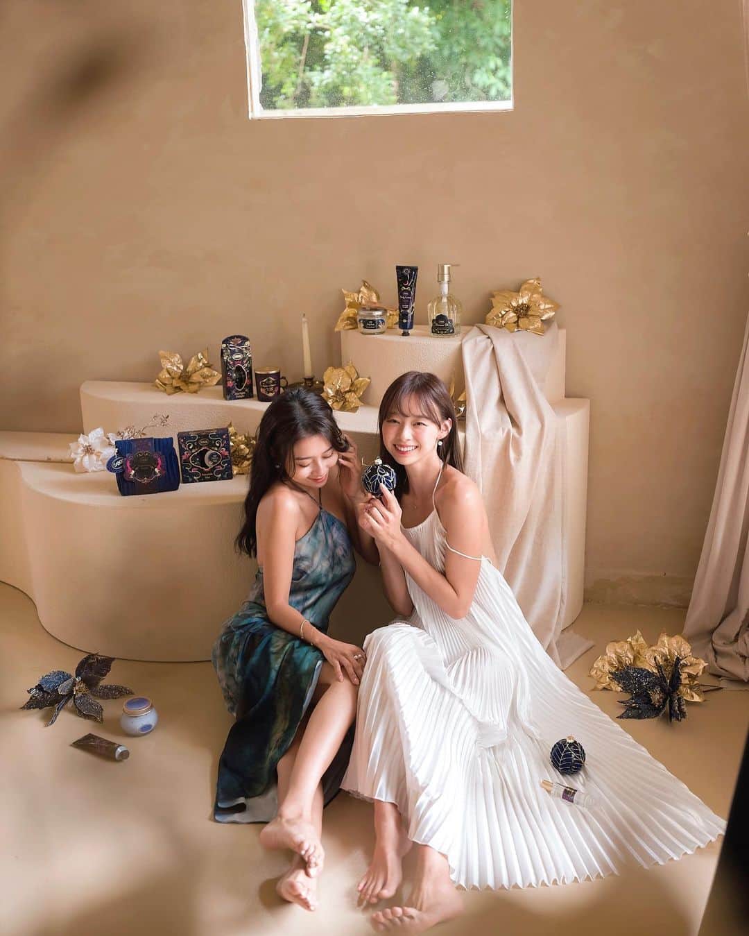 吳斐莉さんのインスタグラム写真 - (吳斐莉Instagram)「聖誕節禮物～我跟葳幫大家想好囉❤️ 而且今年就直接打扮成小精靈吧～  @sabontaiwan 今年的聖誕系列 要帶大家進入一個超越現實的奇幻旅程～ 聖誕節可能到處都會點上蠟燭 這時候自身的香氣絕對不能被壓過去 那SABON就是很適合的選擇啦～ 可以讓你從沐浴完到去Party都香氣十足😍   每年最期待就是他們聖誕限定 今年是很純淨的精靈香～🧚🏻 喜歡麝香後調的朋朋不要錯過  花香結合麝香 前調=夜仙子(意想不到火龍果花的別名) 中調=聖誕紅(清雅的草本香再加入甜梨香氣) 後調=月光花(柔和持久的花香氣X麝香)   整體聞起來是非常聖誕節的～ 是非常溫暖的意思啦🤣 (但完全不甜膩)   大家趕快先把限量的明星三部曲收藏起來 “沐浴油”、“身體磨砂膏”、“身體乳液” 靠這三樣冬天肌膚就能保持得又滑又香🥹   這系列除了自用之外～ 還有超多禮盒讓大家不用太煩惱   我個人很推“星熠幻境明星三部曲禮盒♡” 聽說是年年都熱賣的禮物選擇唷～ (每年的設計都不一樣，很可愛！)   有謐夜藍色的天鵝絨化妝包就贏了 裡面是小巧的明星三件組 看到這組合浴室都香了～ 旅行帶著也好方便   SABON也都傾聽大家的心願 今年還有推出各種可愛的小禮盒喔～ 如果全都想收～可以到櫃上逛逛 12款禮盒、10款單品 想怎麼搭配都可以 SABON真的太貼心～   我本人大推的當然是SABON身體磨砂膏 此生第一次被磨砂膏驚艷到 就是他們家～😍 而且當初也是因為收到聖誕限定 那個味道讓我魂牽夢縈 是又性感又可愛的味道～   Sabon每年都有不一樣的變化 來滿足各位精靈們～ 今年就讓我們大家一起成為小精靈吧～   飛～～～～😆   #sabontaiwan #Metimesabontime #SABON星熠幻境系列 #聖誕禮物」10月30日 19時17分 - wufeili