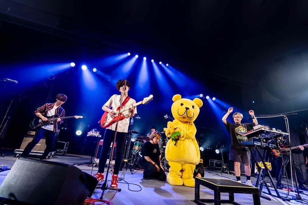 ヤマサキセイヤさんのインスタグラム写真 - (ヤマサキセイヤInstagram)「日大商学部 砧祭 ありがとうございました！！！ はいからさん肩車久しぶり！ 相変わらず頼りになるねぇ(ё) 指定席でも出来る日は客席へ繰り出します。 すごく秩序守られていて素晴らしかったです🐉✨  写真 @vizkage  #キュウソネコカミ #キュウソ学祭」10月30日 19時18分 - serubora