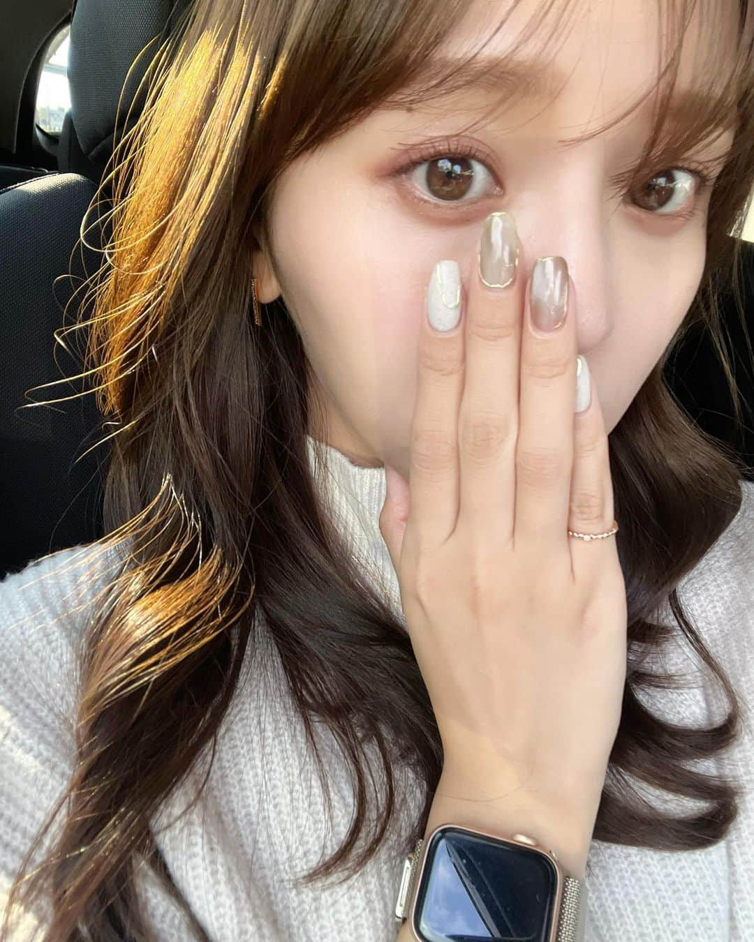 森山紗希のインスタグラム：「Autumn nail🍁  ブラウンとホワイトがベースで、 ニュアンスに微妙にカーキが入ってるんです♡  @mrn.oso さんのニュアンス、 いつもお気に入りネイルになる😌  @nail_froom   #nail  #nails  #nailart  #秋  #秋ネイル  #ネイルデザイン  #ネイル  #デザインネイル」