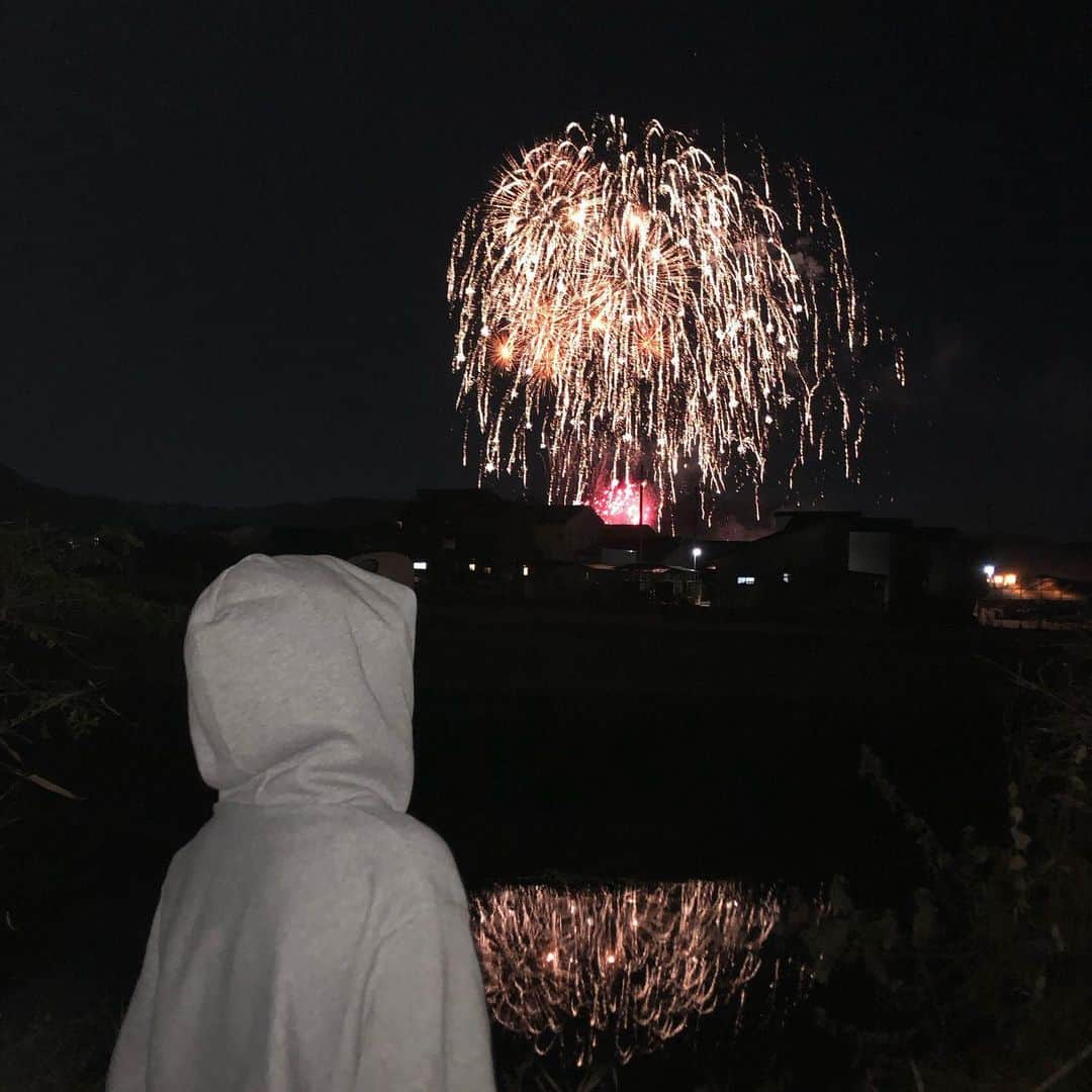 イソ・ギンチャクのインスタグラム：「今年最初で最後の花火見れて嬉しかった！みんなは今年花火見れた？？？ #ちょんまげ小僧 #イソギンチャク」