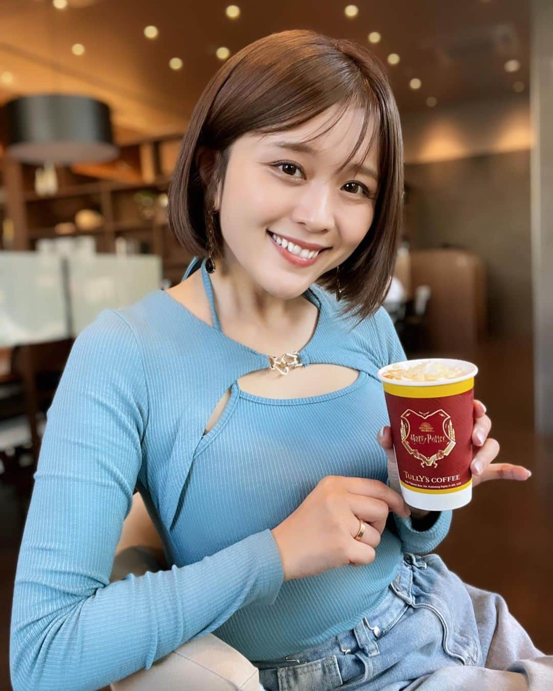 東紗友美さんのインスタグラム写真 - (東紗友美Instagram)「【今晩放送】文化放送「上地由真のワンダーユーマン」です。今夜のゲストは映画監督2人が来てくださっています。 『クオリア』の牛丸亮監督、『#つんドル　人生に詰んだ元アイドルは、赤の他人のおっさんと住む選択をした』の穐山茉由監督です。 21:30よりぜひお聴きください⭐️ おふたかたから、いろんな話を伺ったのでぜひ映画な30分をお過ごしください🙏 #映画　 そうだ💡この前ハリー・ポッターとタリーズのコラボ商品を飲めました🦉もう第3弾ですね。毎回飲めています✌️ ハリー・ポッターの作中に登場するお菓子「爆発ボンボン」をモチーフにしたロイヤルミルクティーで、パチパチと弾けるキャンディーがアクセント。『ハリー・ポッターとアズカバンの囚人』に登場した、ホグズミード村にあるハニーデュークスで売ってるあのお菓子です。 この日はまだ暑くて、アイスティーでオーダーしたのですが超新食感で「こ、これは？」というサプライズな感じの味でした！スイーツの代わりになるくらい甘い...しかしやはり美味しい。休憩時間でも映画を感じられて嬉しかったです。 #爆発ボンボンミルクティー #タリーズ #ハリポタ　#爆発ボンボン」10月30日 19時23分 - higashisayumi