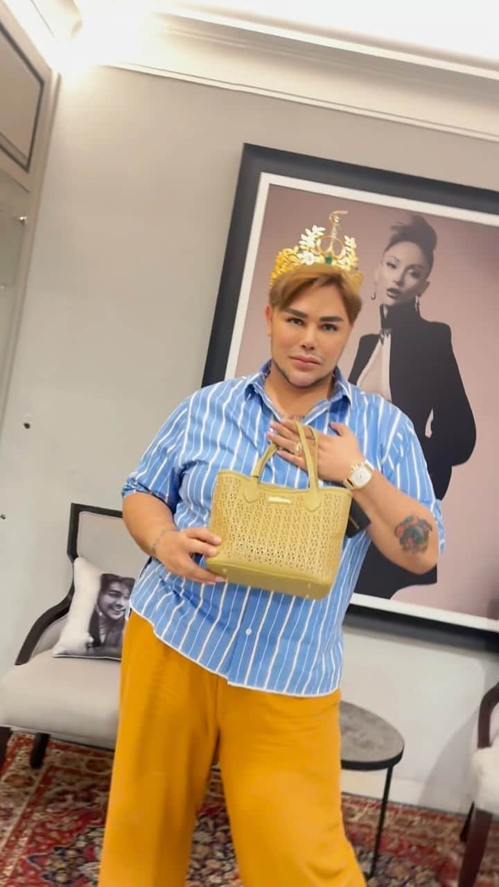 のインスタグラム：「Unwrapping joy Lady Tote Bag collection from @ivangunawanprive, where elegance meets endless style possibilities.  Elevate your fashion game with these beautiful treasures.  Available at @ivangunawanprive & @mandjha.ivangunawan store 👜✨  #BagCollection  #IvanGunawanPrive  #UnboxingHappiness #LadyToteBag #LadyMediumToteBag」