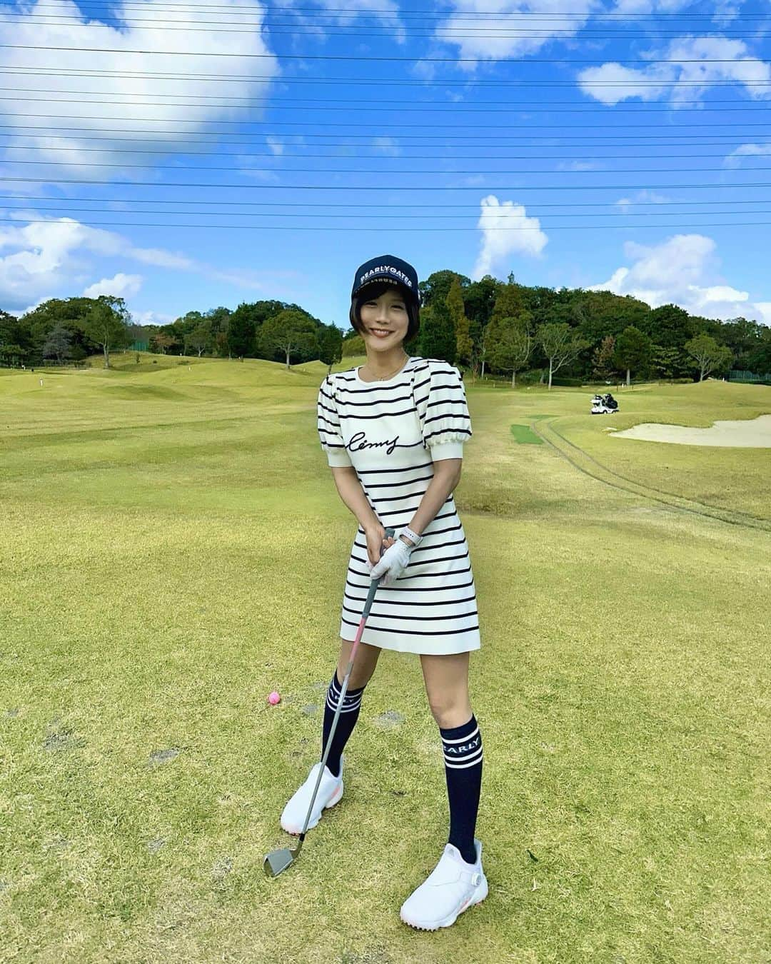 海江田麻貴さんのインスタグラム写真 - (海江田麻貴Instagram)「ㅤㅤㅤㅤㅤ ㅤㅤㅤㅤㅤ やっとこさコースでびゅーしました🔰 初めてのラウンドはめーーーちゃくちゃ楽しかったです🤍 ㅤㅤㅤㅤㅤ ㅤㅤㅤㅤㅤ 動画はコース初ショット🐶 フォームへなちょこやけど飛んだのでハッピー✌️笑笑 自然の中なのも気持ちいいし、 走るんも楽しいしゴルフさいこうでした⛳️ ㅤㅤㅤㅤㅤ ㅤㅤㅤㅤㅤㅤㅤㅤㅤ　 気持ちいい季節のうちにたくさん行きたいな〜🍃🍂ハーフで😇笑 これからもレッスンがんばります🏌️‍♀️🤍 ㅤㅤㅤㅤㅤㅤㅤㅤㅤㅤ ㅤㅤㅤㅤㅤ ㅤㅤㅤㅤㅤ ㅤㅤㅤㅤㅤ ㅤㅤㅤㅤㅤ ㅤㅤㅤㅤㅤ #ゴルフ #ゴルフ女子 #eimygolf #golf #コースデビュー #ゴルフ初心者 #ゴルフウェア #ゴルフ場 #pearlygates #パーリーゲイツ #japanesegirl #日本女孩 #mutamarine」10月30日 19時28分 - _makiii0924_