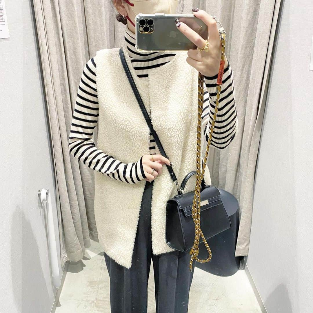 aya*のインスタグラム：「🦓 ・ UNIQLOのタートル すごく柔らかくて◎ 色違いも欲しいー 限定価格になってー🙏🏻笑 ・ 今日は久しぶりに無印へ☺︎ 焼きりんごのバウム美味しかった🍎 オススメ♡ ・ ・ #coordinate #コーディネート #コーデ #今日の服 #シンプルコーデ #プチプラコーデ #ママコーデ #着回しコーデ #uniqlo #ユニクロ #ボアベスト #grshimamura #しまむら #ロカリ」