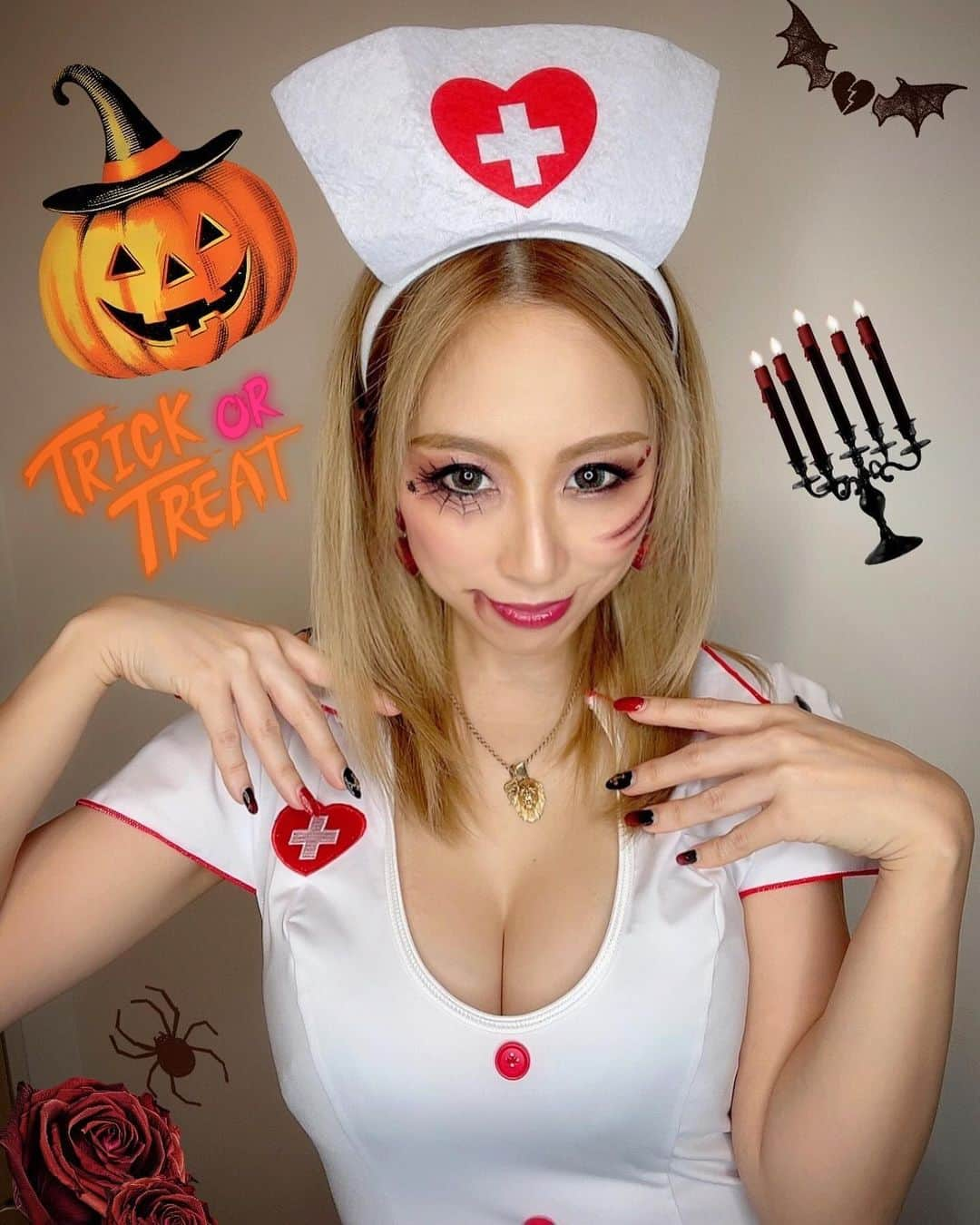 北川エリカのインスタグラム：「1日早いけど、HappyHalloween🎃🦇🕸 ハロウィンメイクもして、ナース💉着てみた💋 蜘蛛の巣アイメイクに傷メイク💄 今日はこれで今月ラストの配信するの♥️ みんな今日はHalloweennightやー🌙*ﾟ 一緒に盛り上がろ♥️応援してね😘💋」