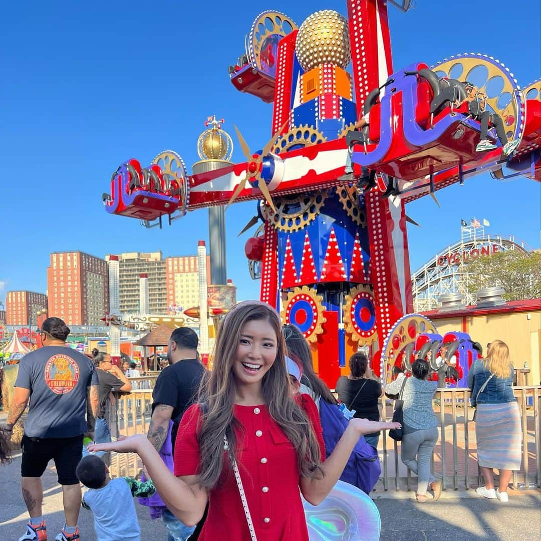 田上舞子さんのインスタグラム写真 - (田上舞子Instagram)「I haven't been here in about 10 years😍🇺🇸🇺🇸  Why didn't I come to this amazing place for 10 years?🥹 約10年ぶりのニューヨーク😍🇺🇸 懐かしさと新しいものを見た時の感動が入り混じる...♥️ 今回でニューヨーク旅は4回目なのにブルックリンに一度も行ったことがなかった🙈 ブルックリンブリッジ見るのも初めて😍‼️ ① ④📍Times Square  ② 📍230fifth Roof top bar 10年前に行ったルーフトップバーがまだあって大感動🥺🎉 ③ 📍Grand central station  当時Gossip girlが好きでドラマに出てくる場所巡りしたひとつ♡変わらず美しい建造物でした🥰 ⑤⑥📍SUMMIT One Vanderbilt ニューヨークで最新の展望台らしい❣️ ⑦📍Manhattanの路上 街並みがイケてる ⑧📍Harriet’s Rooftop ブルックリン橋とマンハッタンが一望できるルーフトップバー😍 ⑨📍Cony Island 乗り物激しめ、ビーチ目の前の遊園地🎡」10月30日 19時29分 - mai_tano