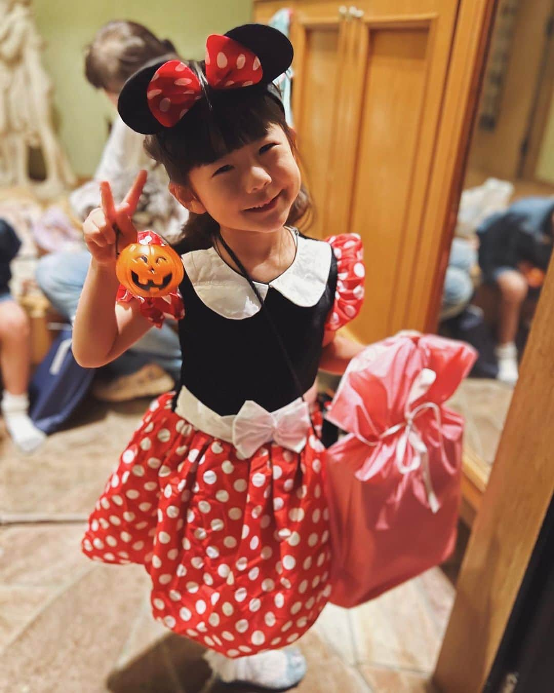 ジュジュさんのインスタグラム写真 - (ジュジュInstagram)「happy Halloween🎃♡  ばぁばん家でお菓子🍬をもらうと言うミッションで今回我が家のハロウィンは終わり🩶笑  🍙はのっりのり🤎"  お兄さんは💩が良いとか適当なこと言うから、妹希望の🐭の相方になってもらったw (ところがsizeが1size下のしか無くてピチピチ気味🤣)  何がともあれもらったおやつで色々作って、楽しかったね🩶(まとめ。笑  #2023 #happyHalloween🎃👻 #trickortreat #一日早いハロウィン👻」10月30日 19時31分 - hiraka