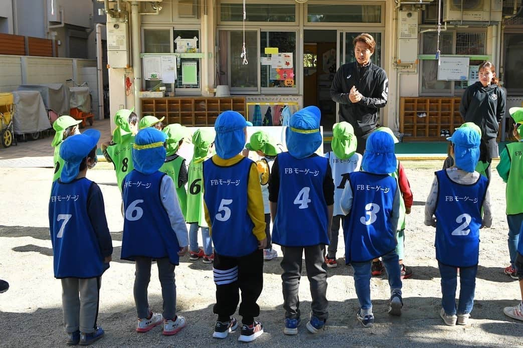 福西崇史さんのインスタグラム写真 - (福西崇史Instagram)「. FBMキッズを明日葉保育園池袋園で行いました⚽️ . みんなの元気で、 こちらも元気をもらいました😁 . みんなボール扱いが上手いんだよなぁ✌️w . #fbmキッズ #fbモーゲージ #明日葉保育園池袋園 #福西崇史 #三木萌子 #soccer #遊び #笑顔 #enjoy」10月30日 19時31分 - takashi_fukunishi