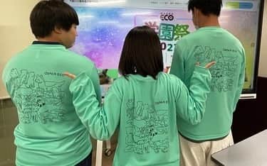 大阪ECO動物海洋専門学校さんのインスタグラム写真 - (大阪ECO動物海洋専門学校Instagram)「. みなさんこんにちは🍀 学園祭運営委員です💕  今週の3日と4日が学園祭ということで準備もいよいよ大詰めとなってきました☺️ 今年の学園祭は飲食ブースも開催されるので去年よりも盛り上がること間違いなしです🥰  当日、運営学生はミントグリーンのかわいいオリジナルTシャツを着用しているので、何か困ったことや質問があればミントグリーンのTシャツを着た学生に聞いてくださいね😳✨  学園祭まで残り4日間、 最高の学園祭にするために準備を進めて行くので楽しみにしていてくださいね🎶  #学園祭 #大阪eco学園祭2023 #運営学生 #大阪eco動物海洋専門学校#大阪eco  #動物専門学校  #動物飼育 #動物園 #水族館 #飼育員 #ドルフィントレーナー #アクアリスト #動物看護師 #トリマー #ドッグトレーナー#動物好きと繋がりたい#犬好きと繋がりたい #動物園・水族館&テクノロジー専攻 #eco自然環境クリエーター専攻 #ペットマネジメント&ホスピタリティ専攻 #動物園・動物飼育専攻 #水族館アクアリスト専攻 #ドルフィントレーナー専攻専攻 #動物看護師専攻 #ペットトリマー&エステティシャン専攻 #ドッグトレーナー専攻」10月30日 19時42分 - osaka_eco