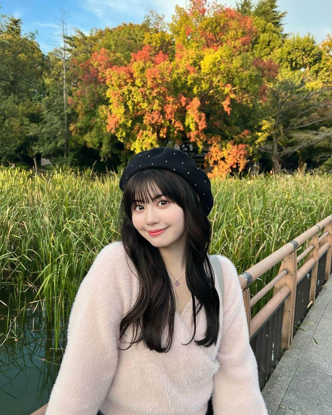 加藤愛梨のインスタグラム：「もう秋だね😢🍁⠜ うれしくなーい。 お昼に大好きな山本のハンバーグ食べた 今回は季節のジュースにセロリが入ってなくて とっても嬉しかった  @zara かわちいベレー帽 @royalparty_official もふもふピンクちゃん  #ぁぃりんこーで    #吉祥寺  #吉祥寺デート  #井の頭公園  #秋コーデ  #吉祥寺グルメ  #紅葉スポット  #紅葉  #ベレー帽  #ベレー帽コーデ」