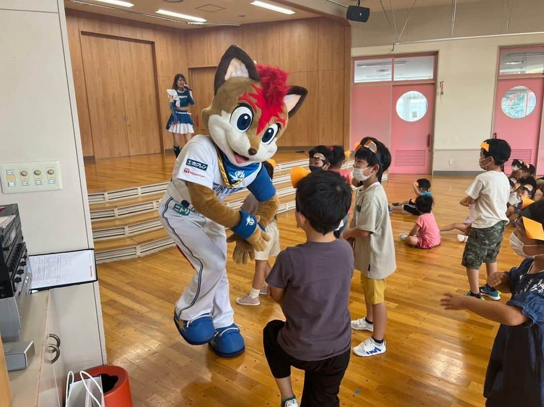 北海道日本ハムファイターズ フレップさんのインスタグラム写真 - (北海道日本ハムファイターズ フレップInstagram)「． 【HEROs AWARD 2023】 こんばんは🦊  みんなは「HEROs」って知ってるかな？ アスリートと一緒に社会の課題を解決していこうって日本財団の取り組みなんだけど、その中で、特に優れた社会貢献活動をした団体に贈られる賞、「HEROs AWARD 2023」に、ファイターズのSC（Sports Community）活動が選ばれたんだ‼️  オレたちマスコットも参加してきたSC活動が、こんなに素晴らしい賞をもらえるなんて、本当に光栄だし誇らしいよ✨ これからも、より良い社会の為にたくさんの活動を続けていくからね🍀  #HEROsAWARD  #日本財団HEROs  #北海道日本ハムファイターズ #lovefighters #新時代 #FANSAREOURTREASURE  #フレップ」10月30日 19時35分 - frep_the_fox