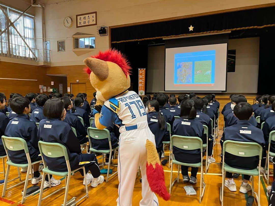 北海道日本ハムファイターズ フレップさんのインスタグラム写真 - (北海道日本ハムファイターズ フレップInstagram)「． 【HEROs AWARD 2023】 こんばんは🦊  みんなは「HEROs」って知ってるかな？ アスリートと一緒に社会の課題を解決していこうって日本財団の取り組みなんだけど、その中で、特に優れた社会貢献活動をした団体に贈られる賞、「HEROs AWARD 2023」に、ファイターズのSC（Sports Community）活動が選ばれたんだ‼️  オレたちマスコットも参加してきたSC活動が、こんなに素晴らしい賞をもらえるなんて、本当に光栄だし誇らしいよ✨ これからも、より良い社会の為にたくさんの活動を続けていくからね🍀  #HEROsAWARD  #日本財団HEROs  #北海道日本ハムファイターズ #lovefighters #新時代 #FANSAREOURTREASURE  #フレップ」10月30日 19時35分 - frep_the_fox