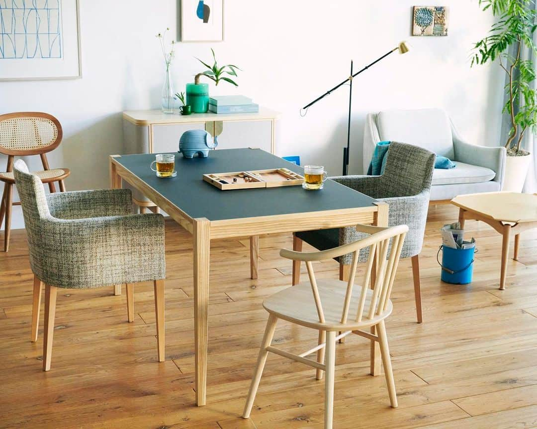 IDÉE／イデーさんのインスタグラム写真 - (IDÉE／イデーInstagram)「すっきりとした雰囲気のNOVA DINING TABLE。  軽やかな印象なのは、脚先にかけて細くなるテーパー加工を施したから。そして天板に脚が突き抜けるデザインは、脚を長く見せるため。とにかくディテールにこだわりました。  セレクトできる天板にはリノリウムをご用意。アマニ油などの天然素材から作られているリノリウムは、滑らかでマットな質感。触れると温かみと柔らかさを感じます。毎日使うテーブルですから触れて心地よいものが1番です。  バリエーションは全部で12種類。 スクエアとラウンド、サイズ、本体と天板の組み合わせ。豊富なラインナップからお気に入りを見つけてみてください。  #IDÉE #IDÉESHOP #idee #ideeshop #イデーショップ #イデー #interior #diningtable #nova #table」10月30日 19時36分 - lifewithidee