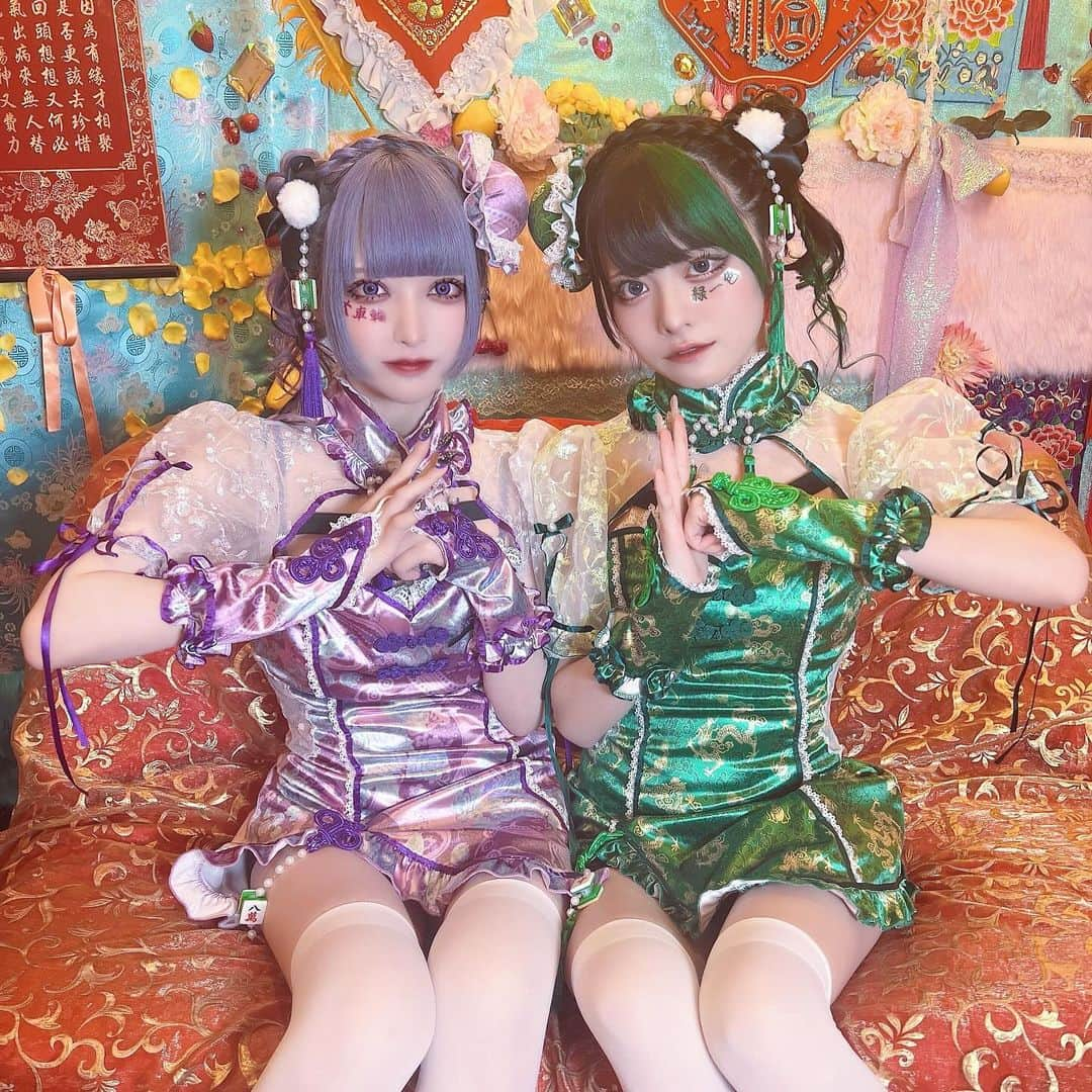 ゆら猫さんのインスタグラム写真 - (ゆら猫Instagram)「麻雀女子🀄💜💚   #地雷系女子  #派手髪  #チャイナドレス  #麻雀  #コスプレ」10月30日 19時39分 - yuraneko_