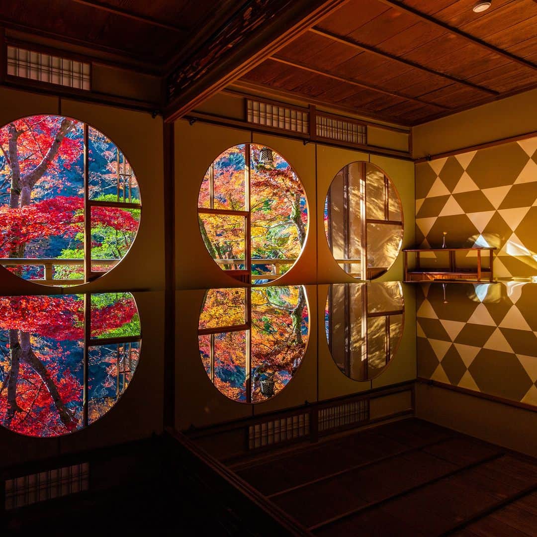 ことりっぷさんのインスタグラム写真 - (ことりっぷInstagram)「京都の「嵐山 祐斎亭」で、紅葉が織りなすアートのような景色を  京都・嵐山にある「嵐山 祐斎亭」は、元は川端康成も滞在した料理旅館で、いまは染色作家・奥田祐斎さんの染色アートギャラリーです。  まるい窓が並ぶ「まる窓の部屋」は、机に景色が映り込むリフレクションが美しく、秋は色づく紅葉がまるでアートのよう。  水盤に波紋を作って、ゆらめく風景を楽しむ「水鏡」など、嵐山の自然と愉快に遊べる仕掛けがたっぷりですよ。 紅葉シーズンは予約をして訪れてくださいね。 ----- #嵐山祐斎亭 @arashiyama_yusai  -----  発売中のことりっぷMagazine秋号のテーマは「かわいい城下町さんぽ」。 連載「京都よりみちこみち」では、紅葉が美しい桂川～竹林の道を紹介しています。 @cotrip_official  #ことりっぷ #ことりっぷマガジン #京都 #嵐山 #嵯峨野 #祐斎亭 #京都の紅葉 #リフレクション #cotrip #kyoto #arashiyama #yusaitei #visitjapan」10月30日 19時40分 - cotrip_official