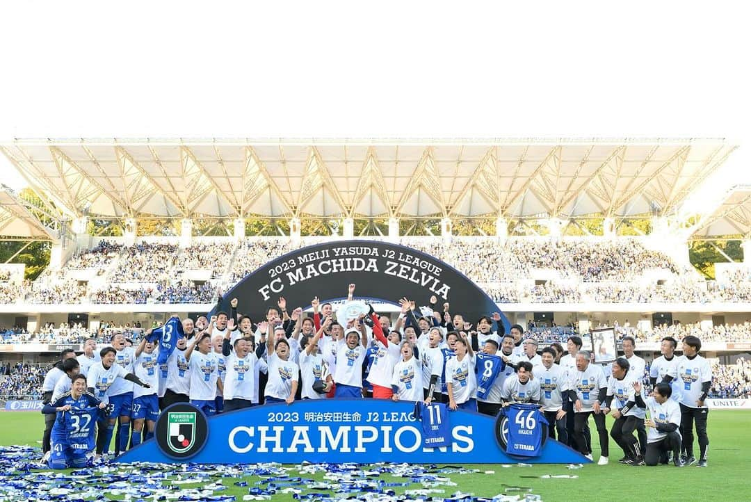 アデミウソン・ブラガ・ビスポ・ジュニオールのインスタグラム：「É CAMPEÃO !!! 🏆🥇 Parabéns a todos jogadores, comissão técnica, funcionários e torcedores do @fcmachidazelvia vocês merecem! #FcMachidaZelvia #Zelvia 🔵⚪️  Agradeço a DEUS por me trazer aqui e no meio de momentos difíceis na minha carreira me fazer campeão e principalmente me mostra que mentalmente eu sou muito mais forte do que eu imaginava, obrigado DEUS por tudo que você fez e ira fazer na minha vida, eu acredito no propósito e independente de tudo mantenho minha fé que no fim tudo vai dar certo. OBRIGADO DEUS POR ME MANTER FORTE ! 🙏🏾」