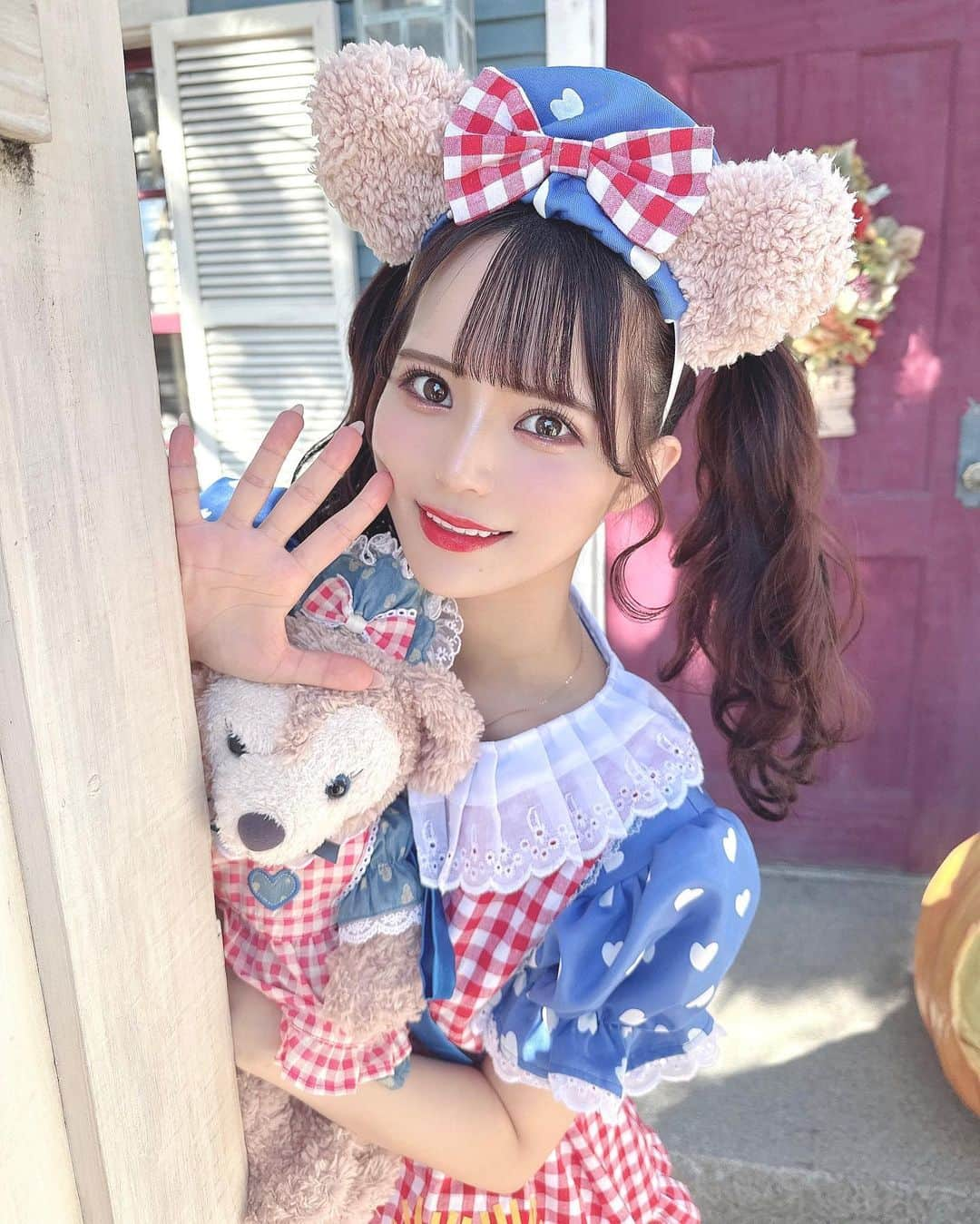 桜井ひかるのインスタグラム：「今年初Dハロ🧸  シェリーメイちゃんだよー！ 大好きなメイちゃんできて とっても嬉しい〜🥹幸  お友達が貸してくれました💭 今年もう1回くらいDハロする 予定だったんだけど、 10月は喘息で体調崩している期間が 長くて出来なかったんだー😿 1回だけでも出来て良かった〜💭  明日はついにハロウィン〜👻 ひかるはライブです！ お時間のある方は会いに来て、 一緒にハロウィン過ごせたら嬉しいな(˶> <˶)  #ハロウィン#Dハロ#dハロ仮装2023 #dハロ仮装 #シェリーメイ#シェリーメイ仮装#ハロウィンコスプレ #アイドル #ディズニー#ディズニーシー#disney#disneysea」